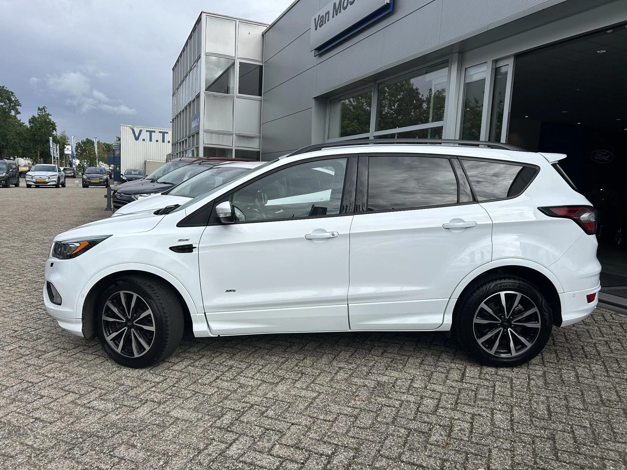 Ford Kuga met kenteken 75100 – autofoto 4