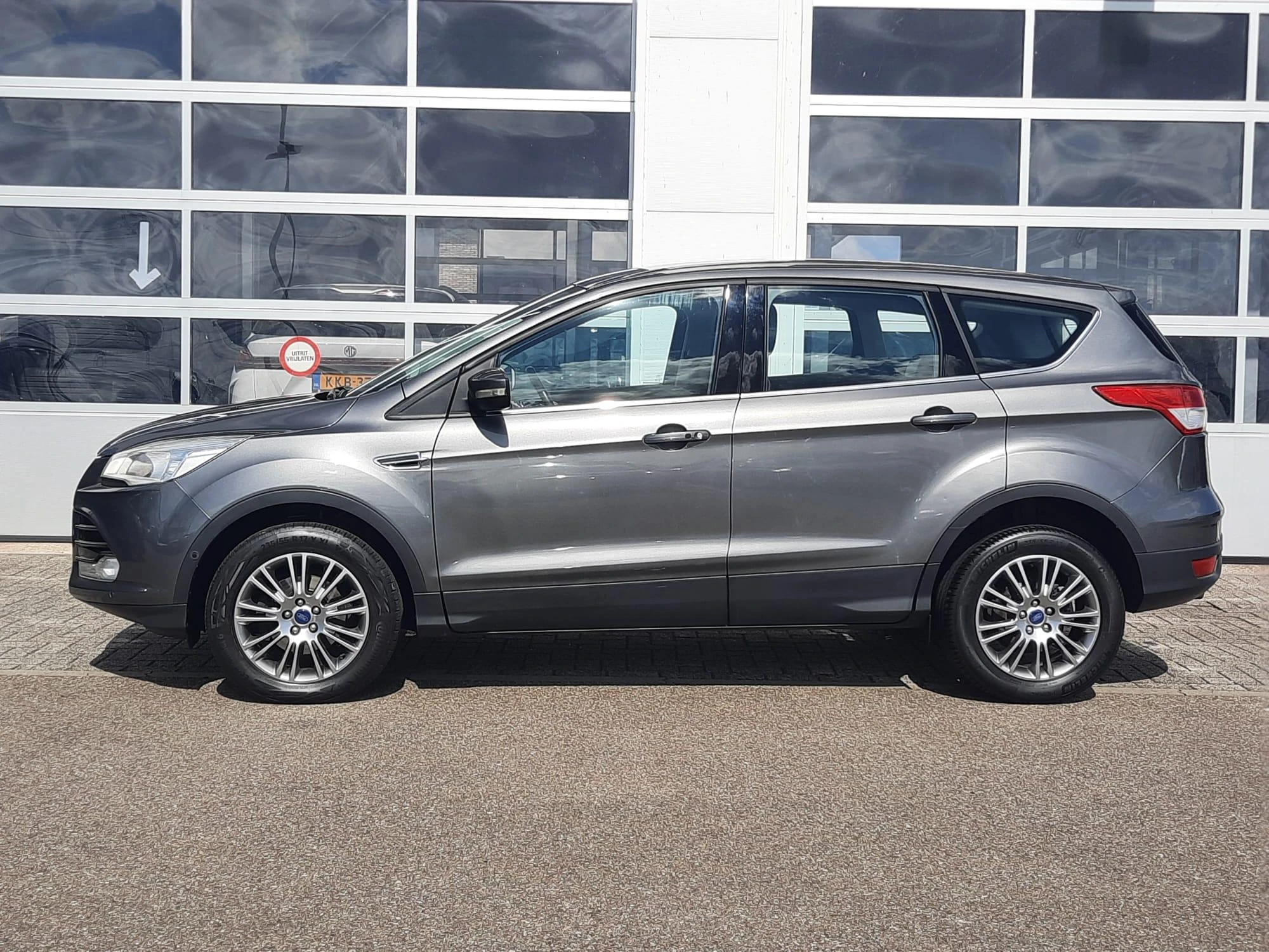 Ford Kuga met kenteken 66100 – autofoto 4
