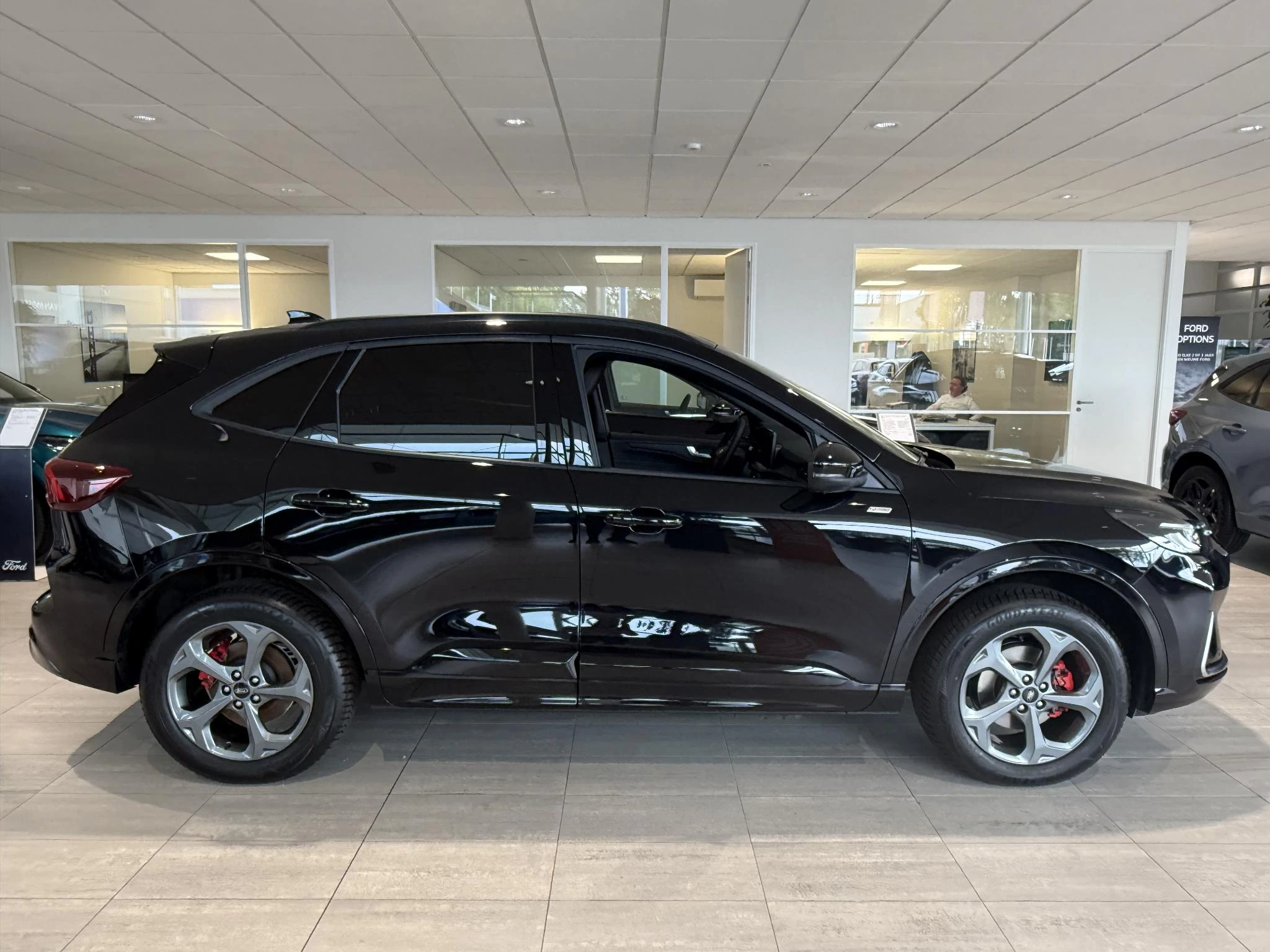 Ford Kuga met kenteken 28100 – autofoto 5