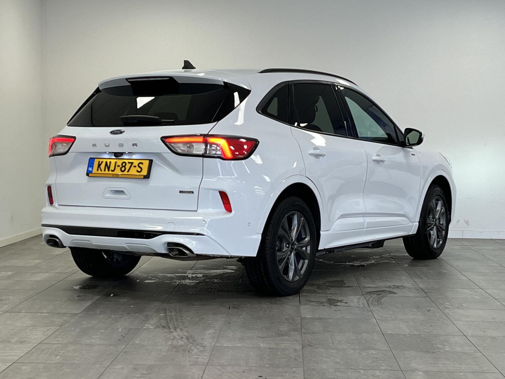 Ford Kuga met kenteken KNJ-87-S – achteraanzicht