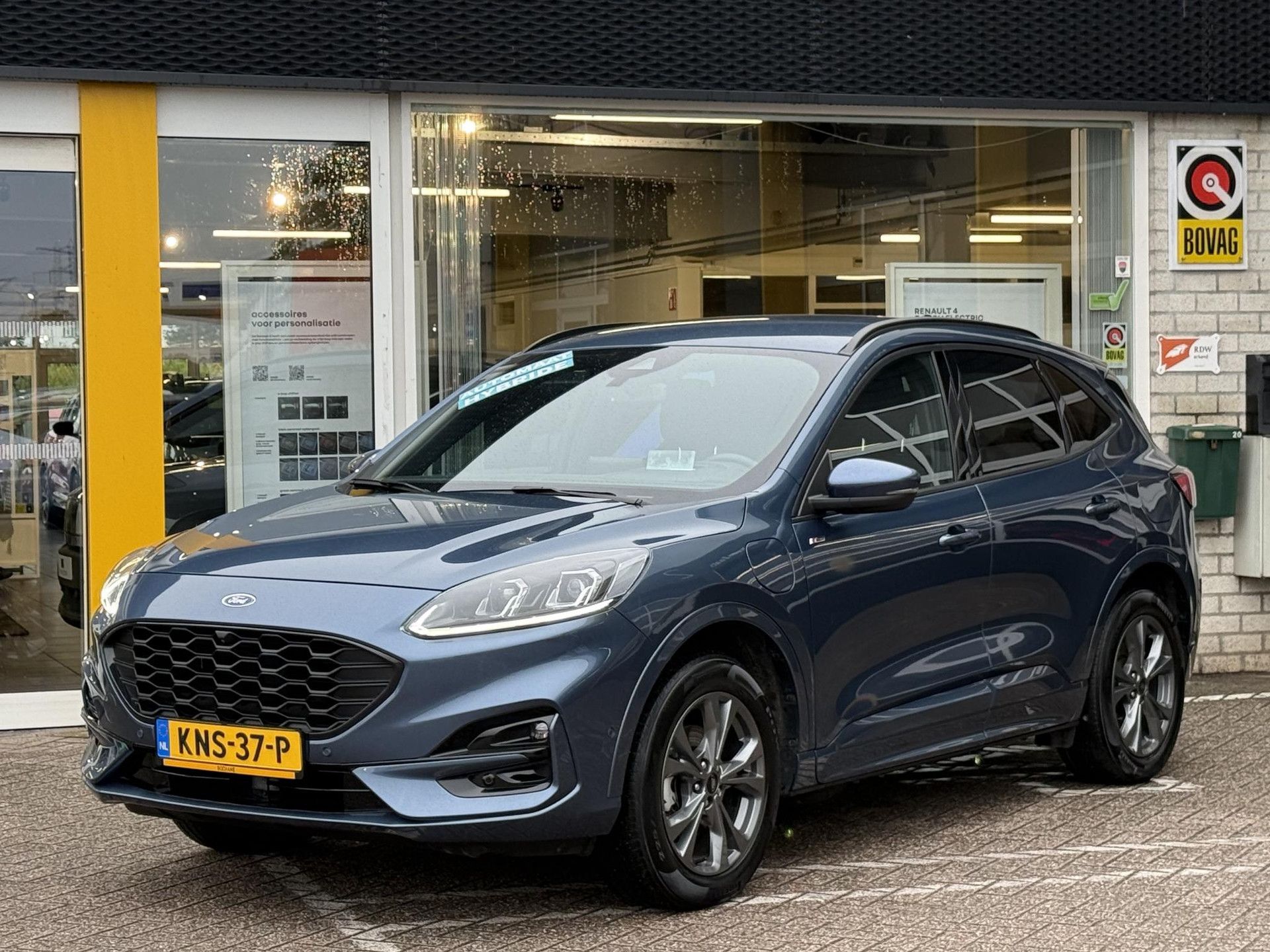 Ford Kuga met kenteken KNS-37-P – achteraanzicht