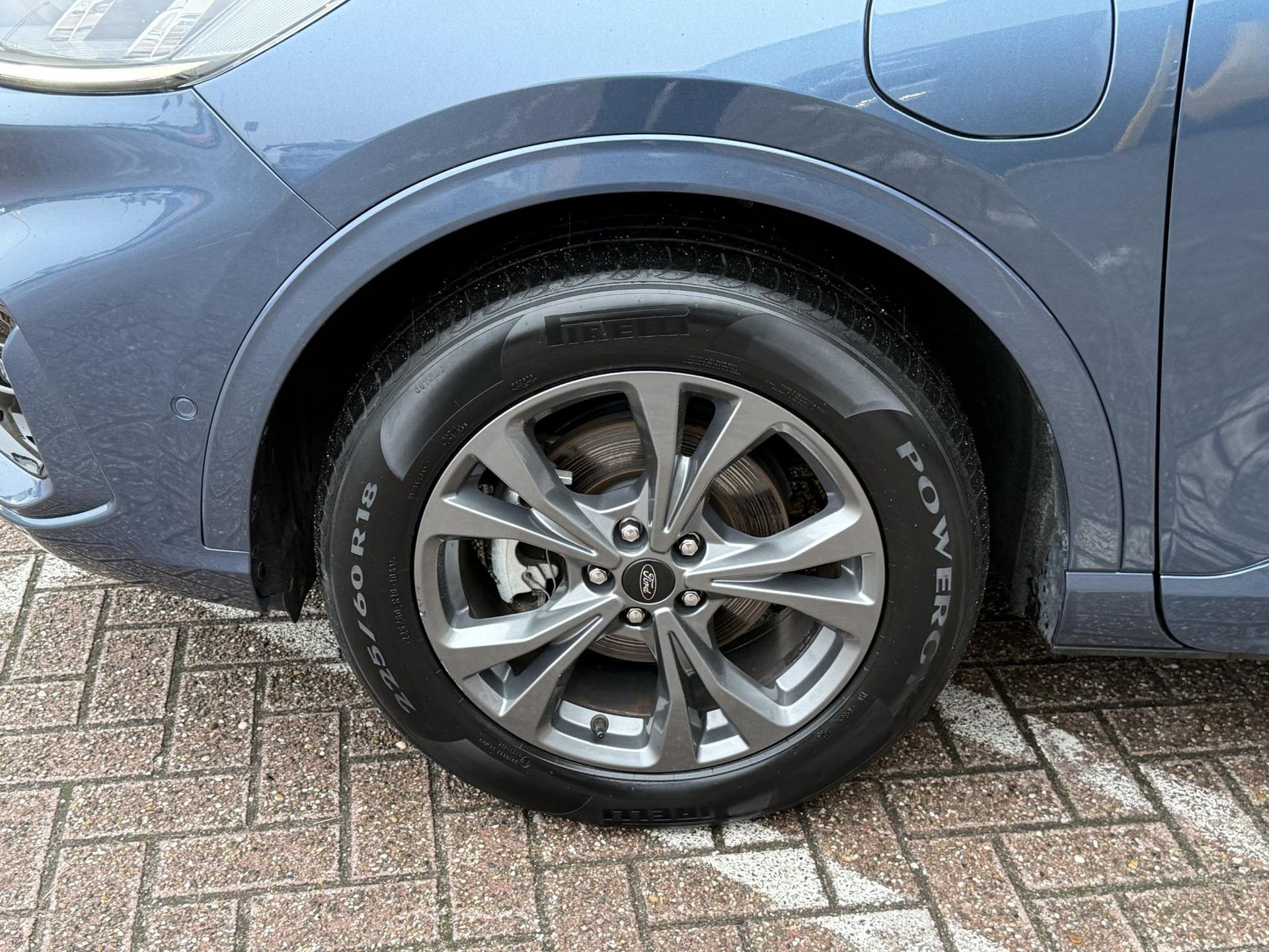 Ford Kuga met kenteken KNS-37-P – detailfoto
