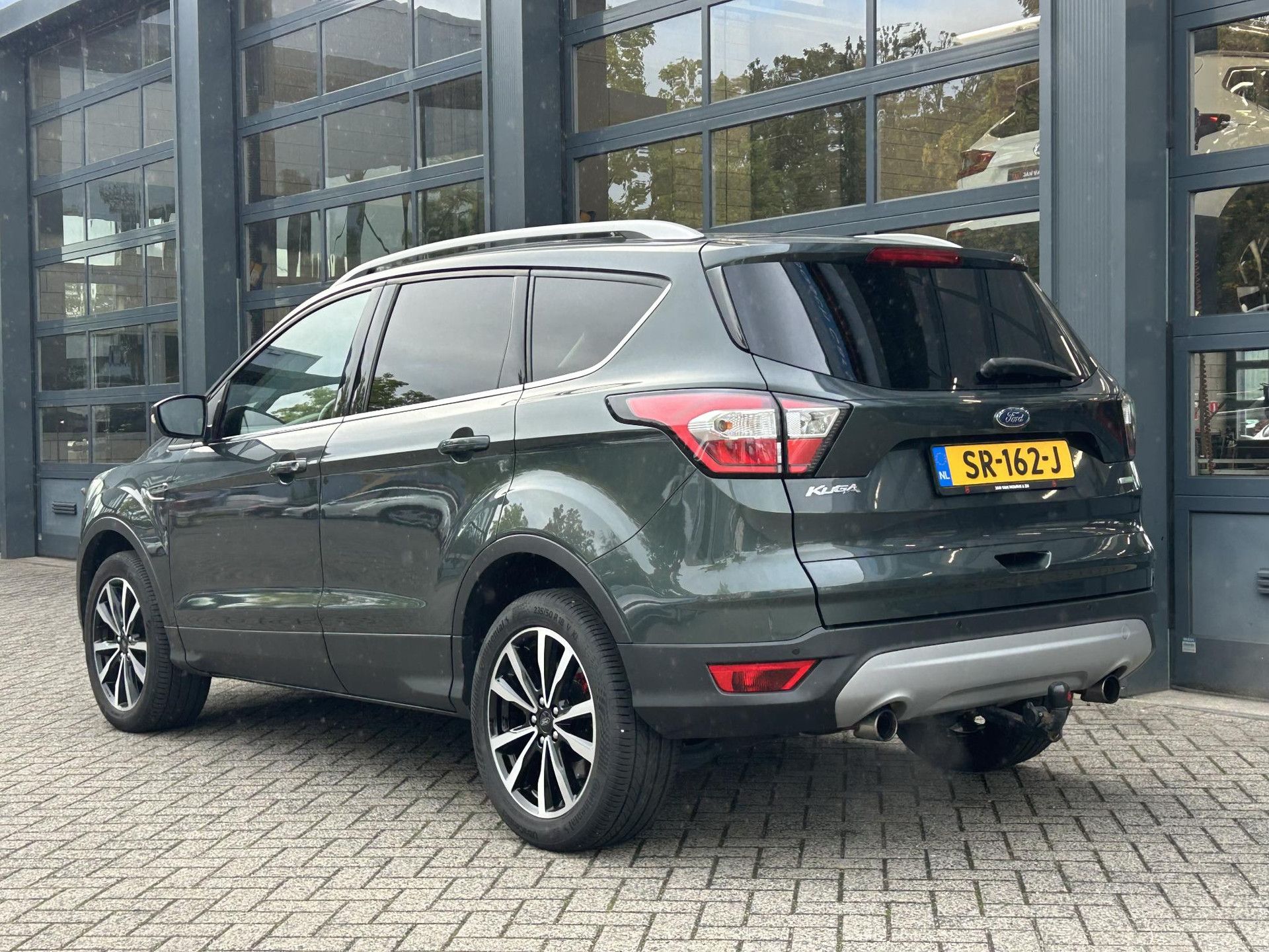 Ford Kuga met kenteken SR-162-J – achteraanzicht