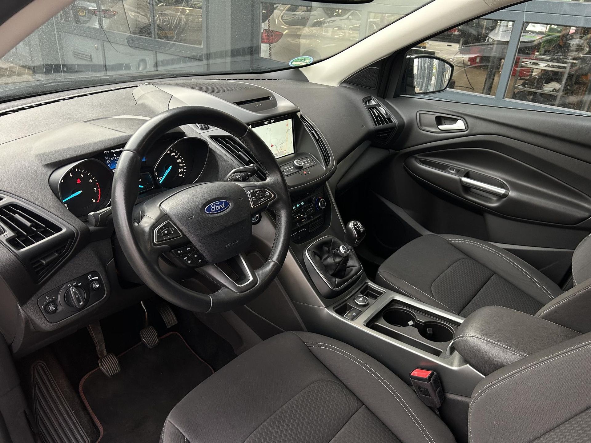 Ford Kuga met kenteken SR-162-J – interieur