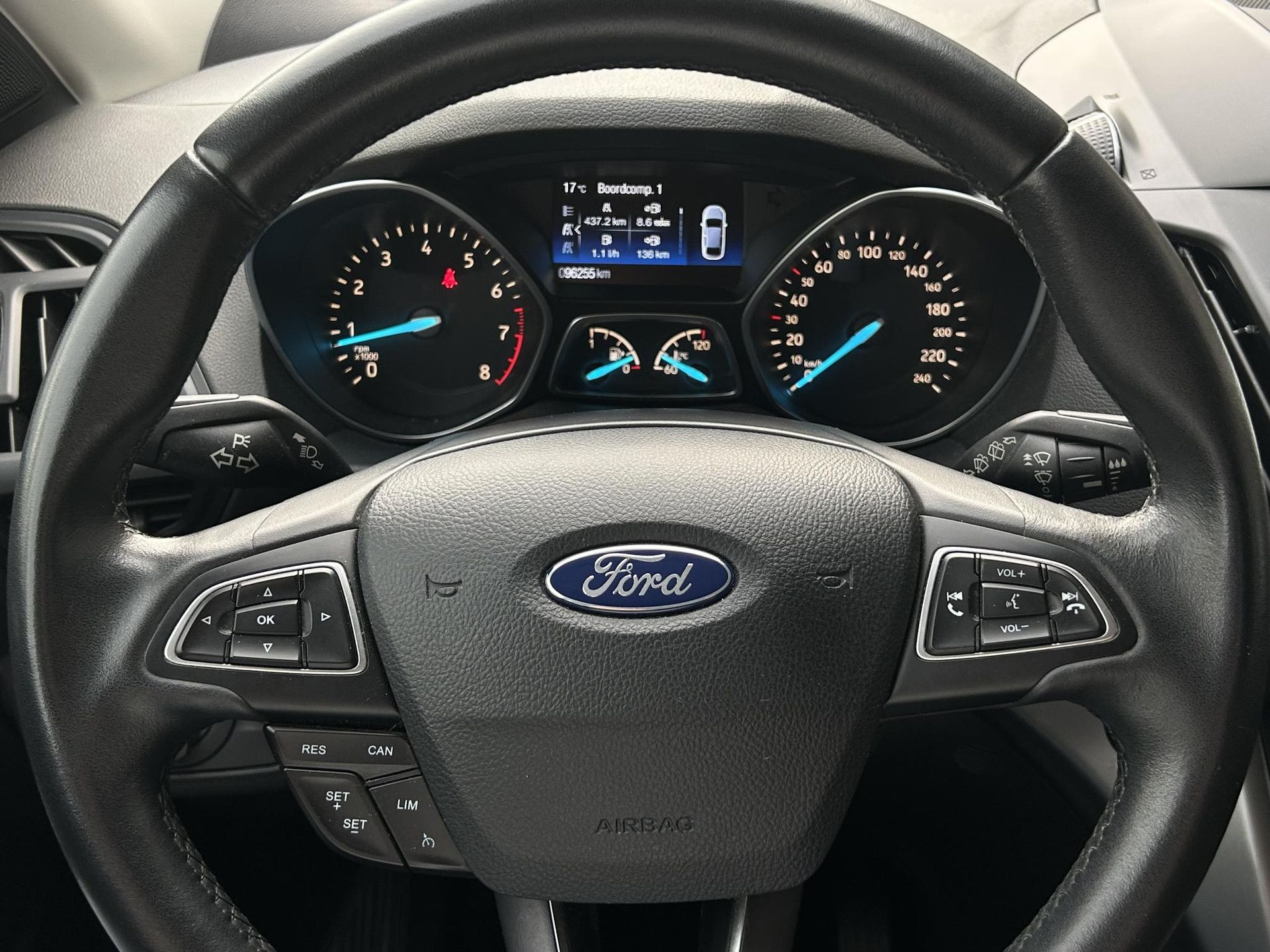 Ford Kuga met kenteken SR-162-J – dashboard