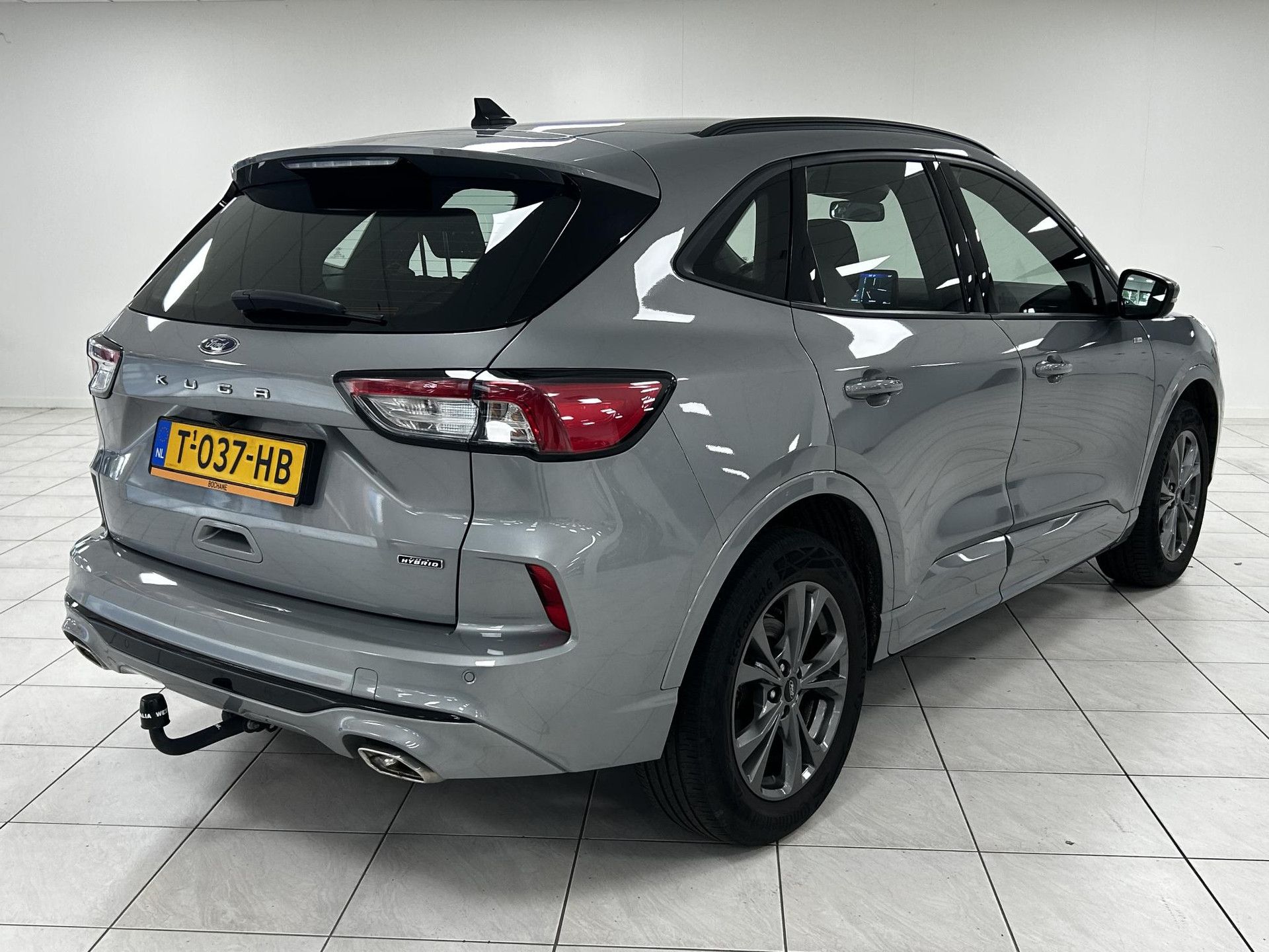 Ford Kuga met kenteken T-037-HB – achteraanzicht