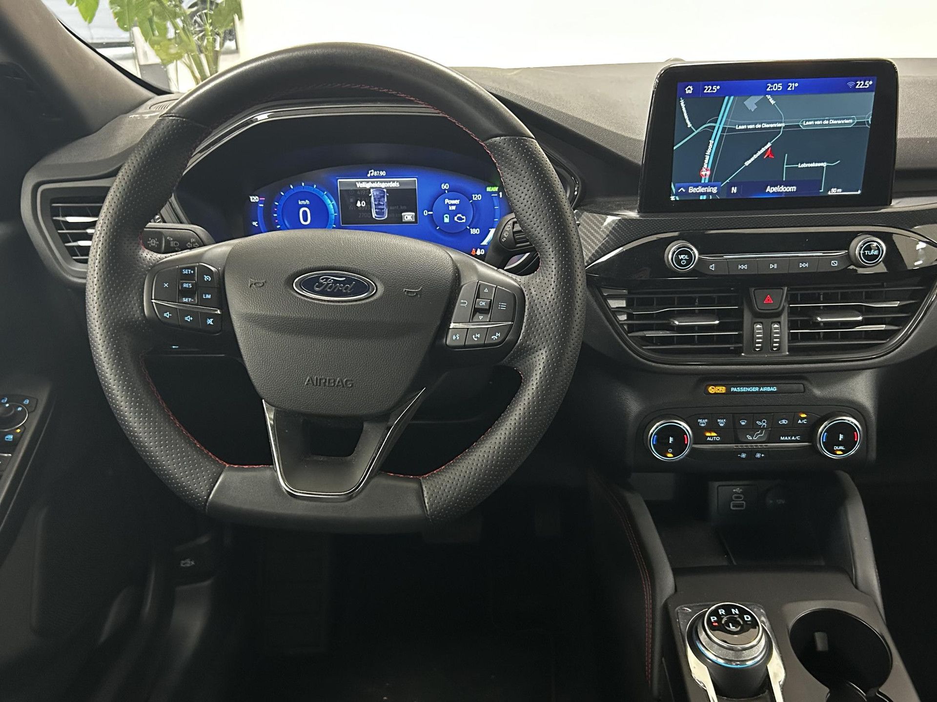 Ford Kuga met kenteken T-037-HB – interieur