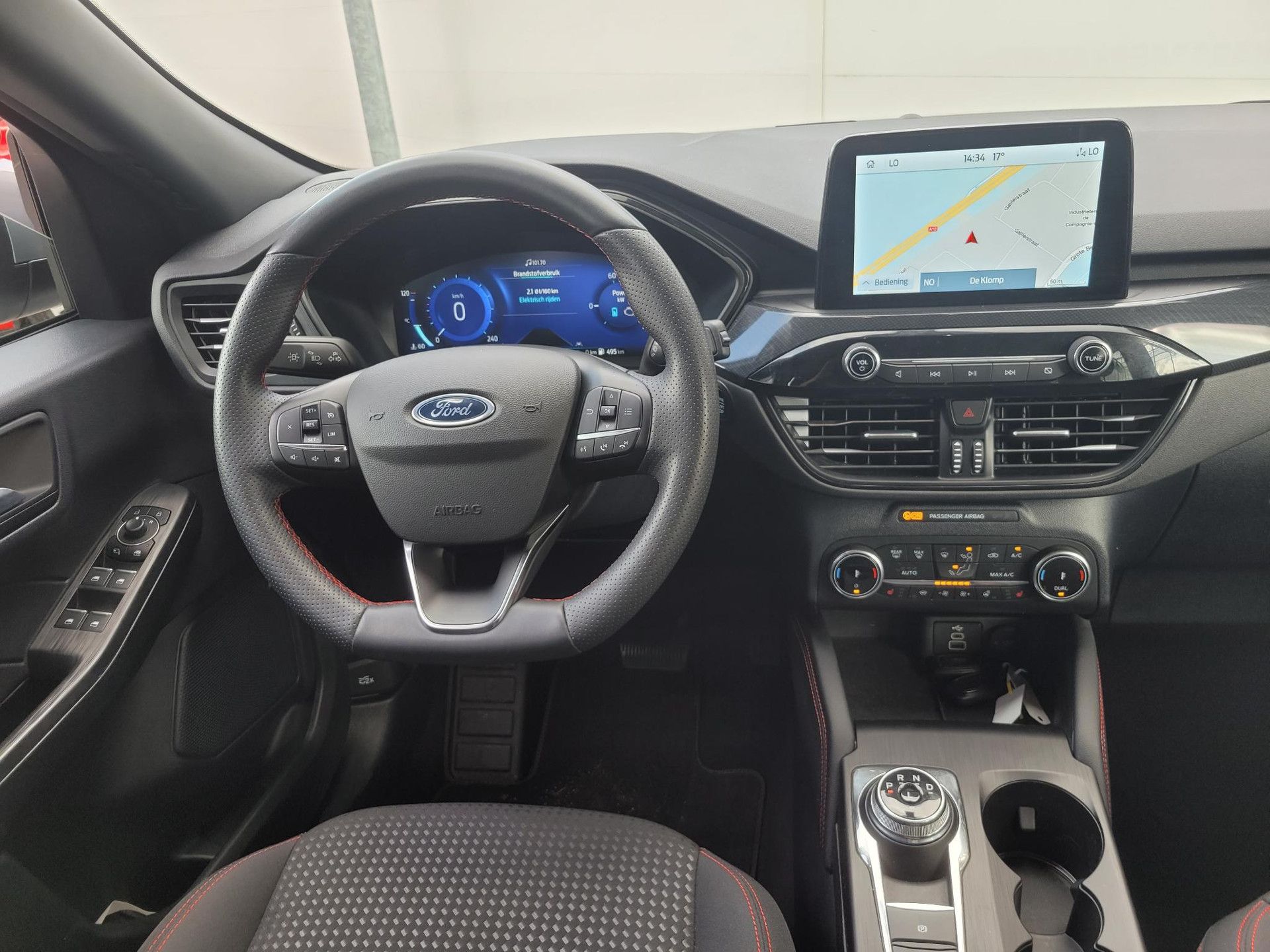 Ford Kuga met kenteken T-406-HH – interieur