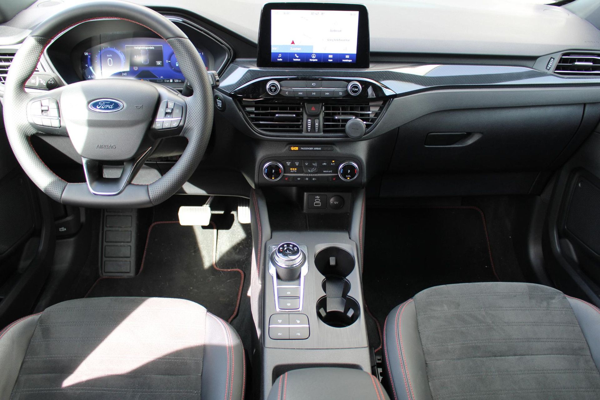 Ford Kuga met kenteken Z-598-NN – interieur