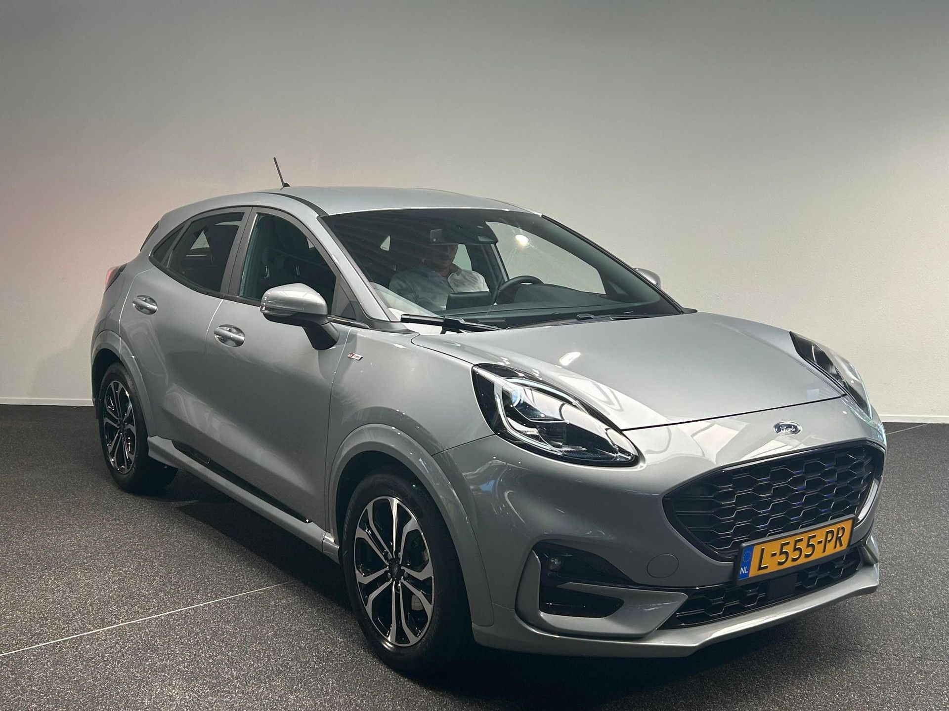 Ford Puma met kenteken L-555-PR – interieur
