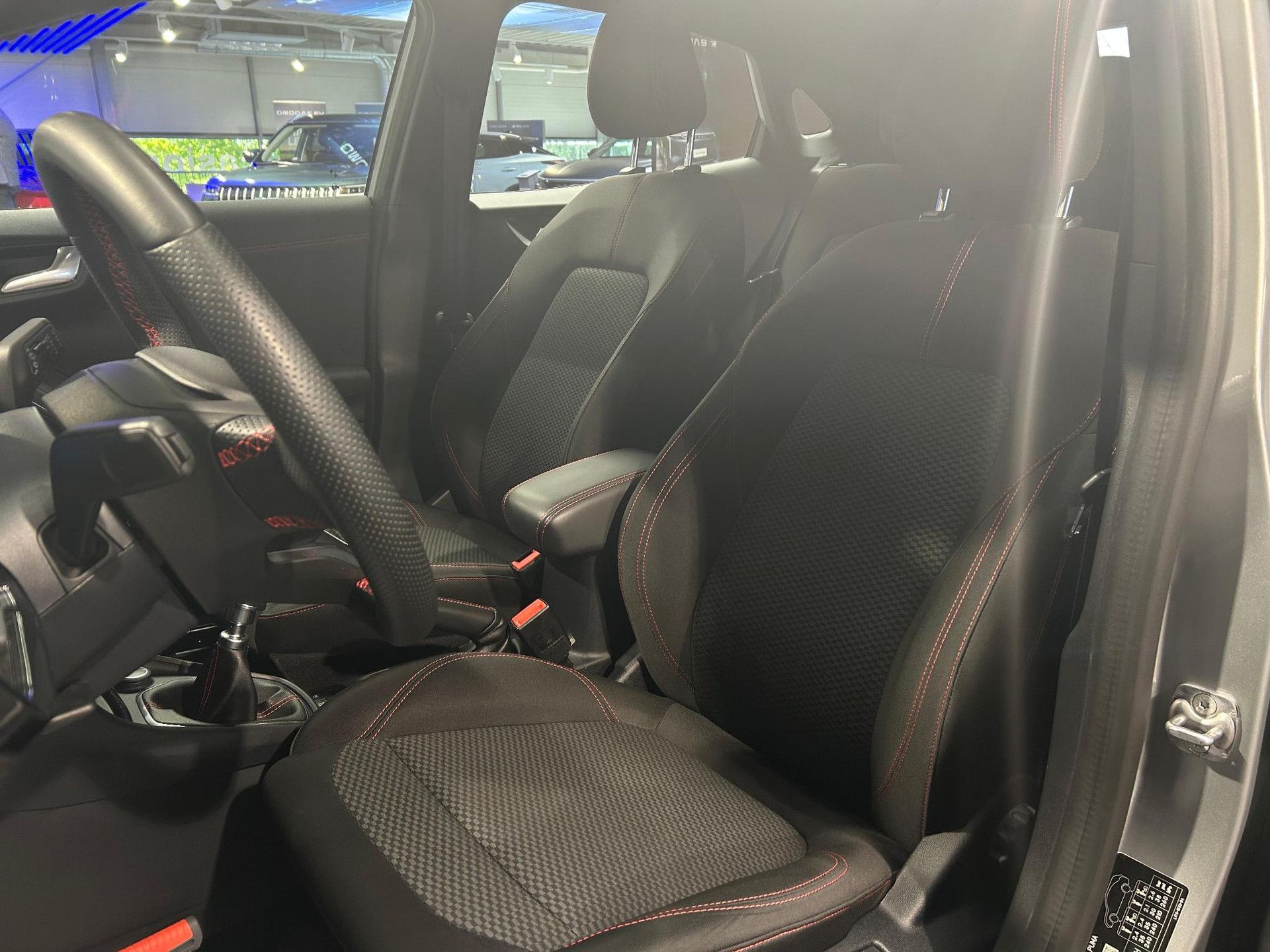 Ford Puma met kenteken L-555-PR – dashboard