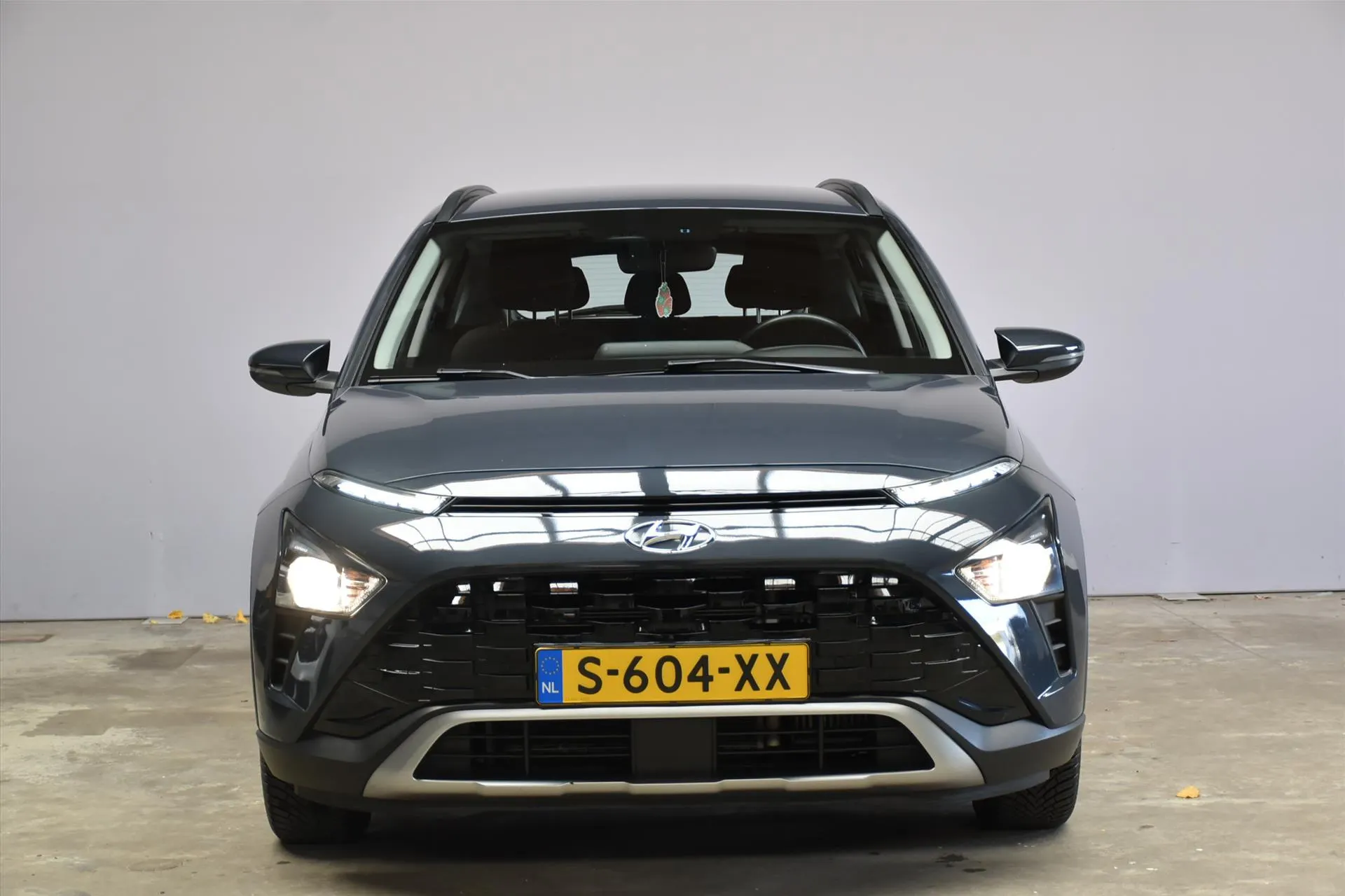 Hyundai Bayon met kenteken S-604-XX – achteraanzicht