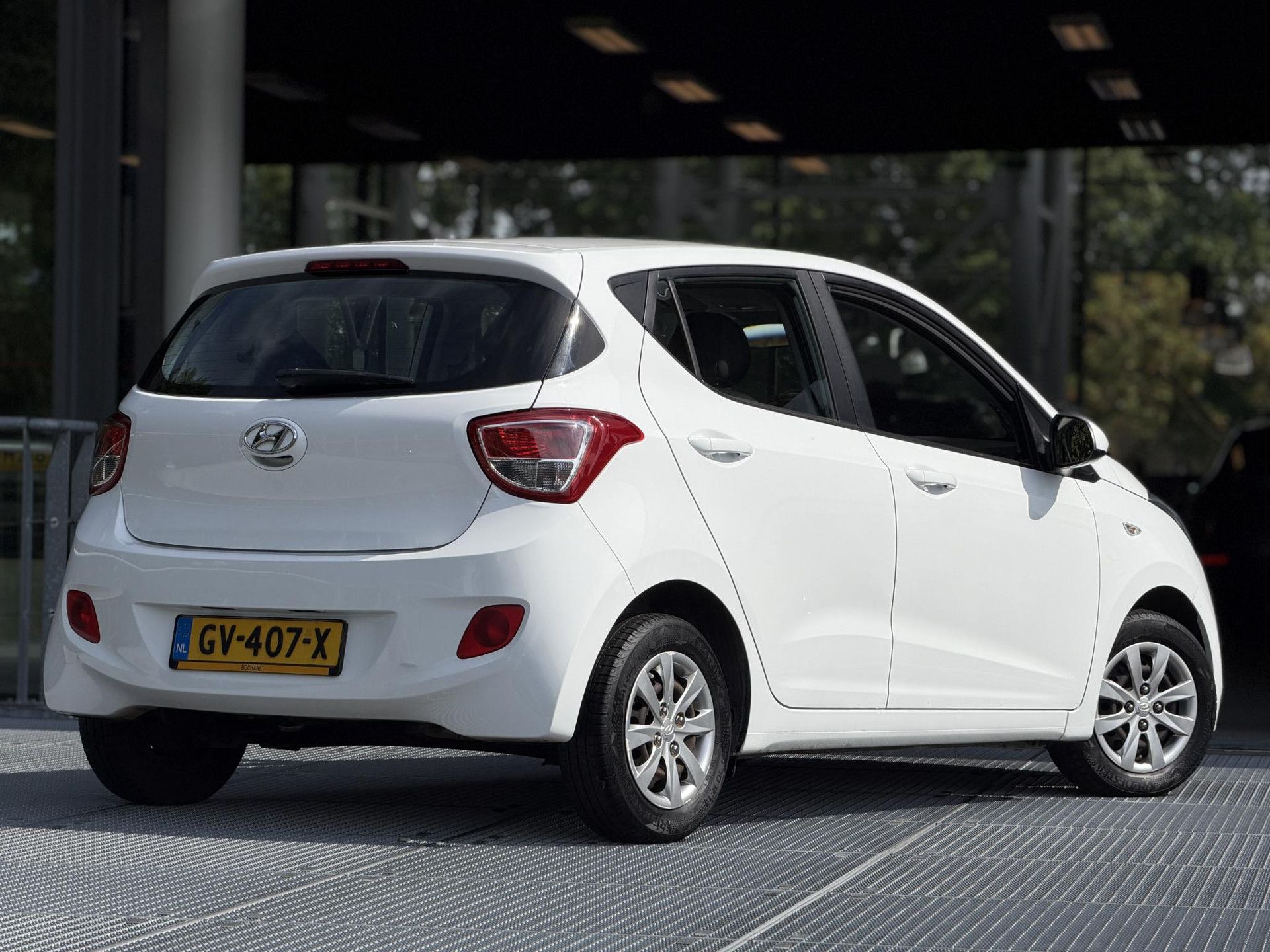 Hyundai i10 met kenteken GV-407-X – achteraanzicht