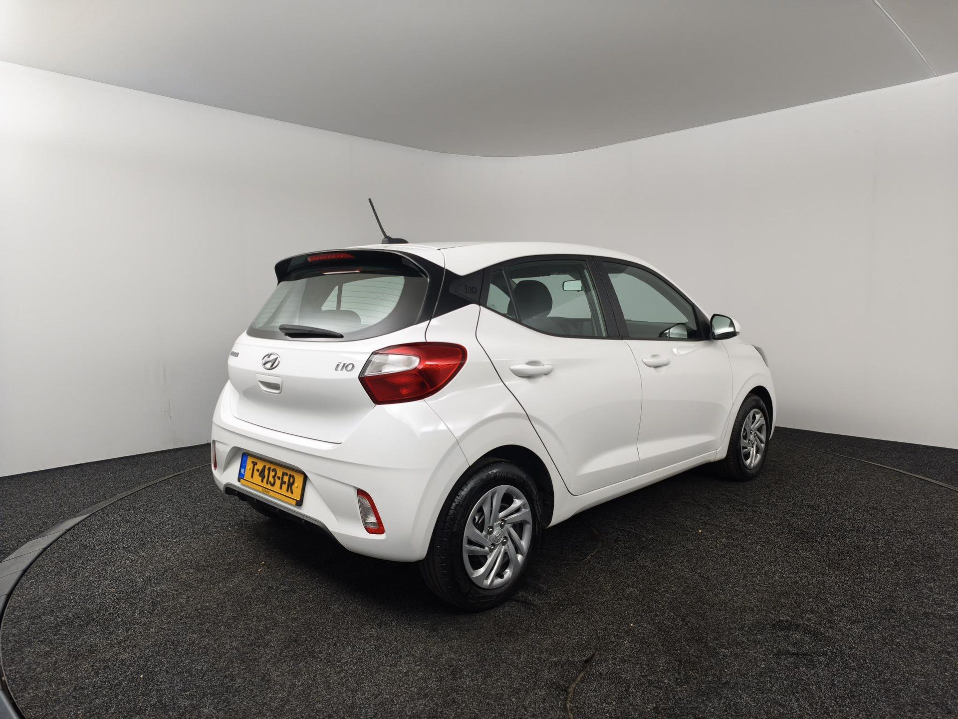 Hyundai i10 met kenteken T-413-FR – achteraanzicht