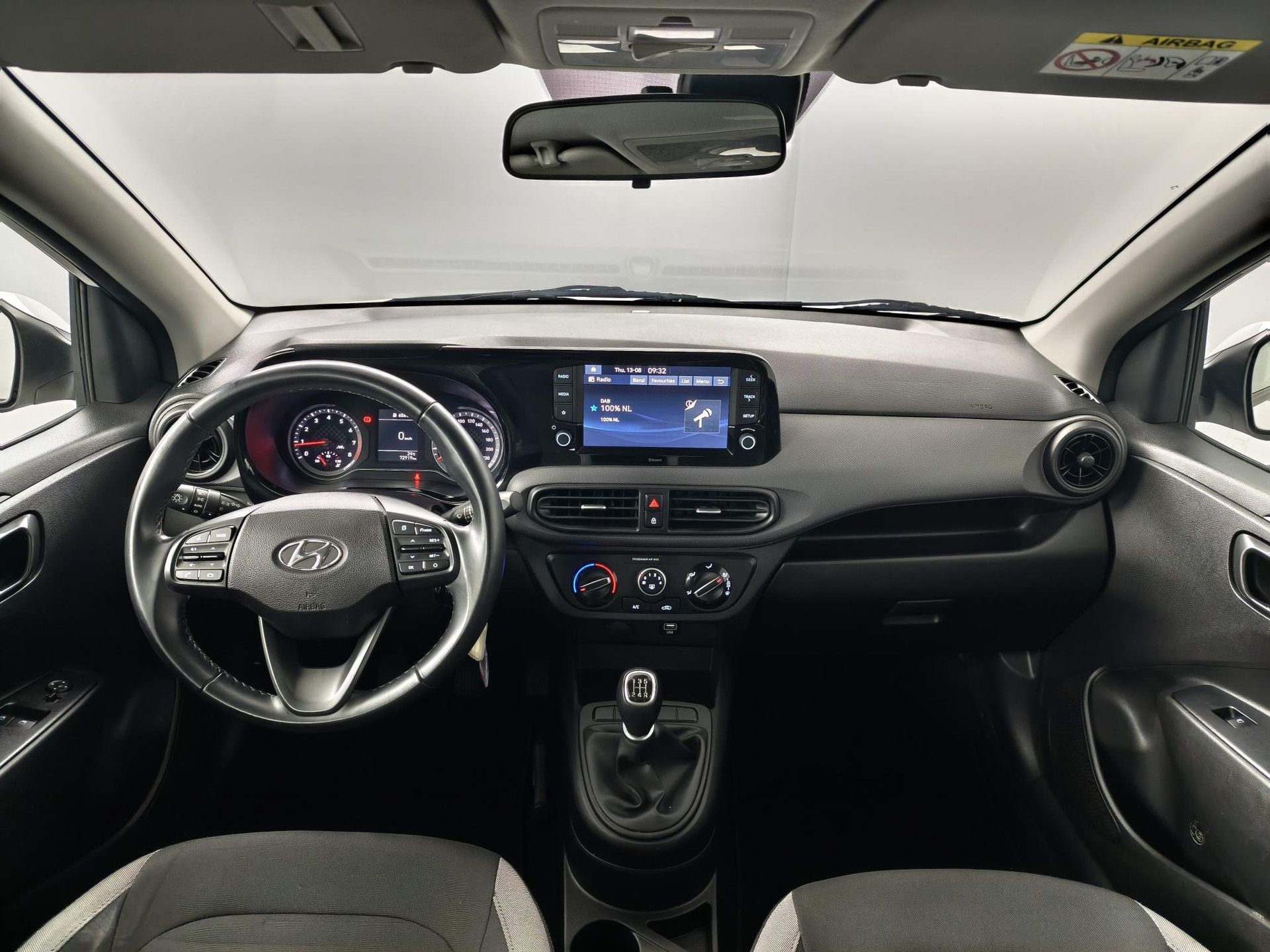 Hyundai i10 met kenteken T-413-FR – interieur