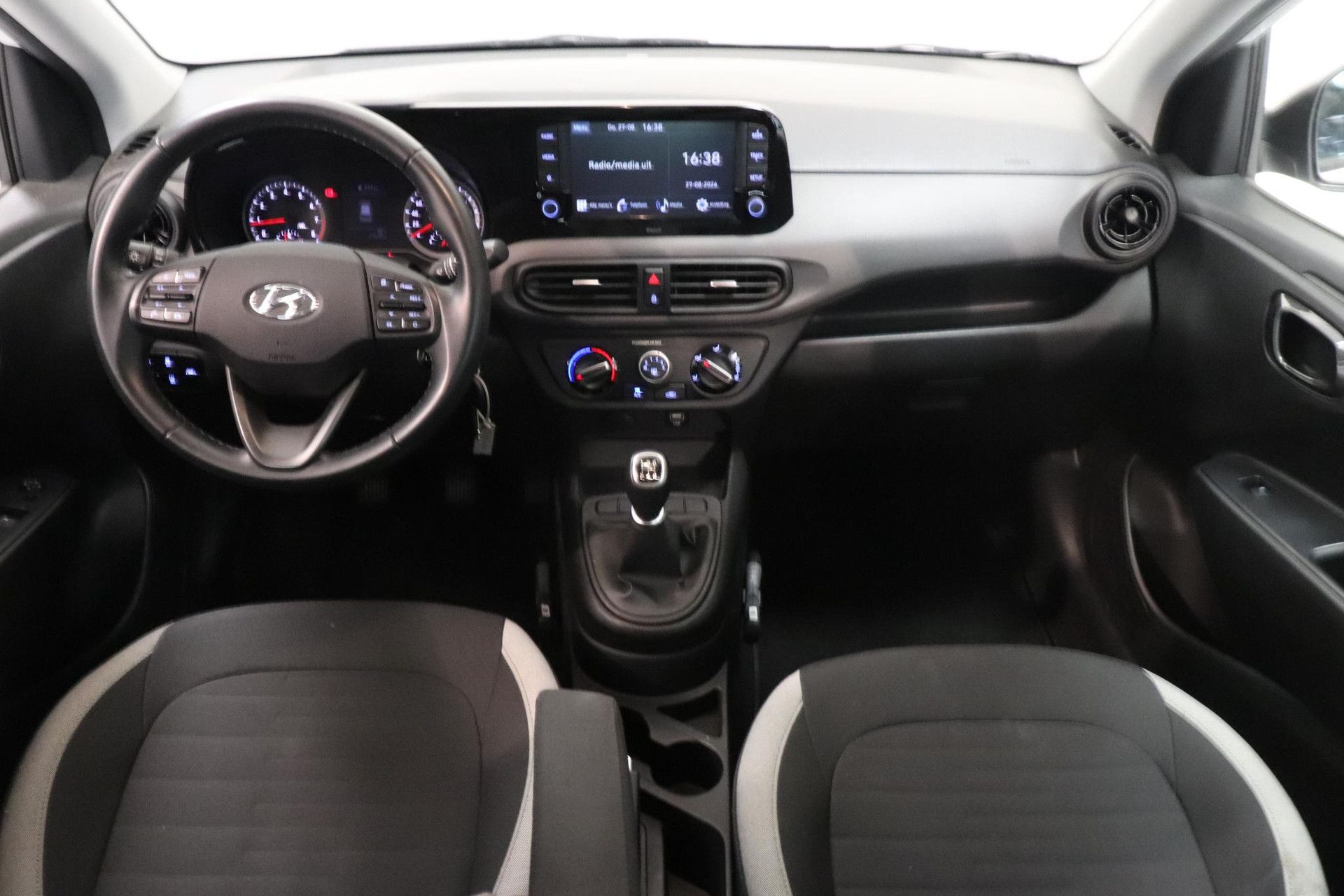Hyundai i10 met kenteken T-418-FR – interieur