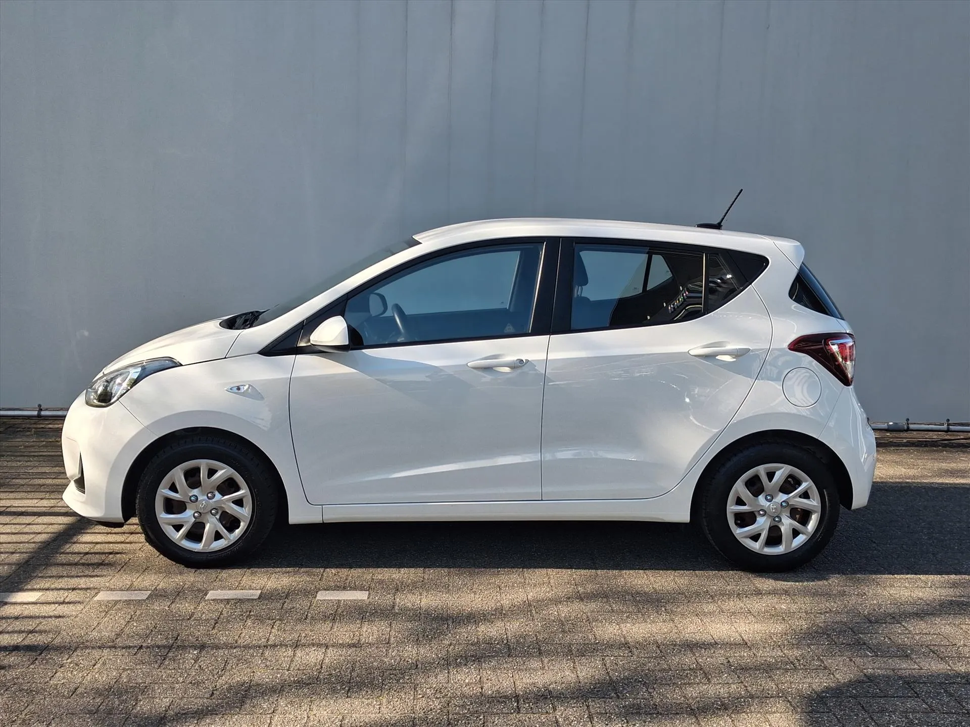 Hyundai i10 met kenteken XX-205-P – achteraanzicht