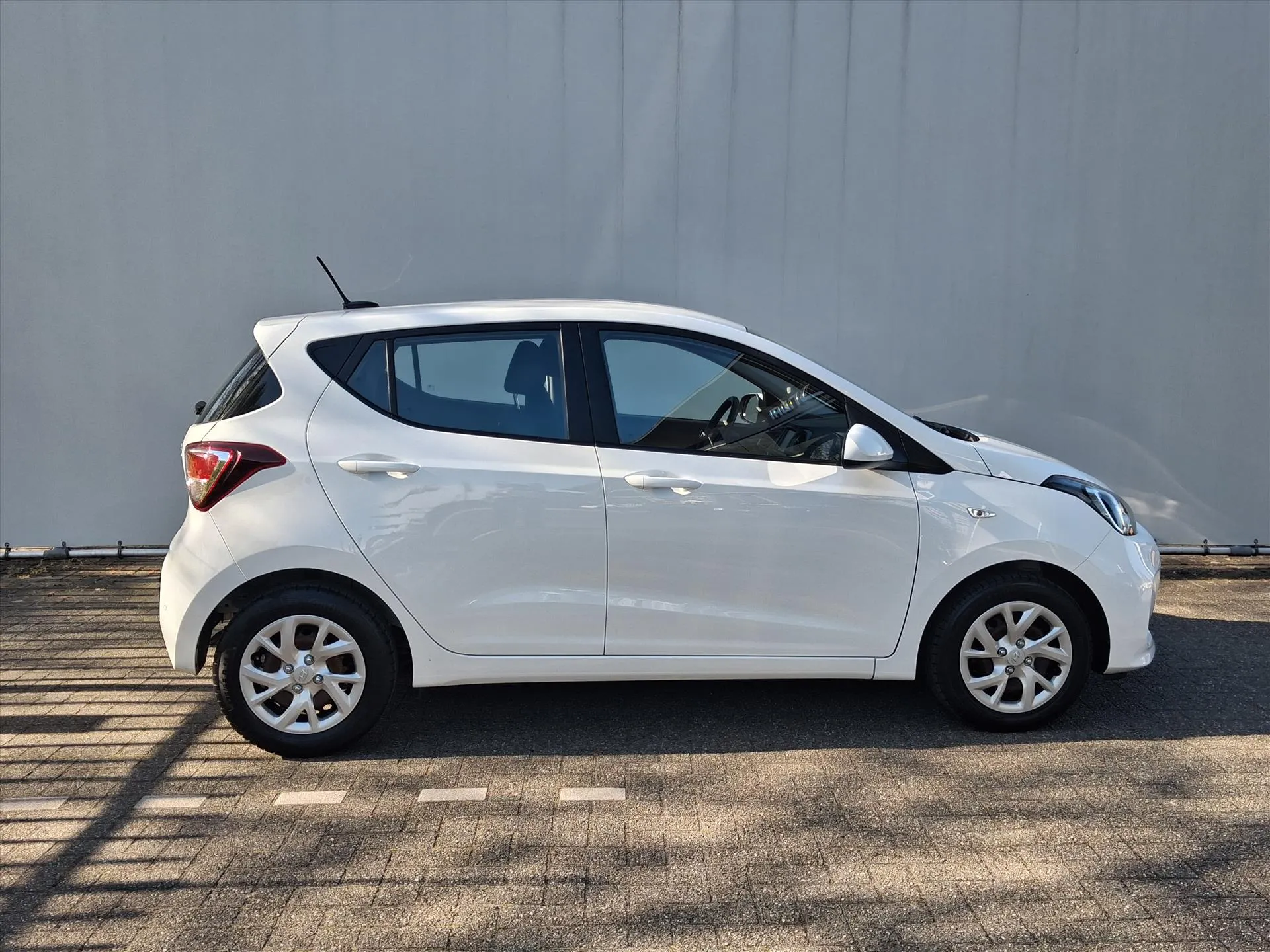 Hyundai i10 met kenteken XX-205-P – detailfoto