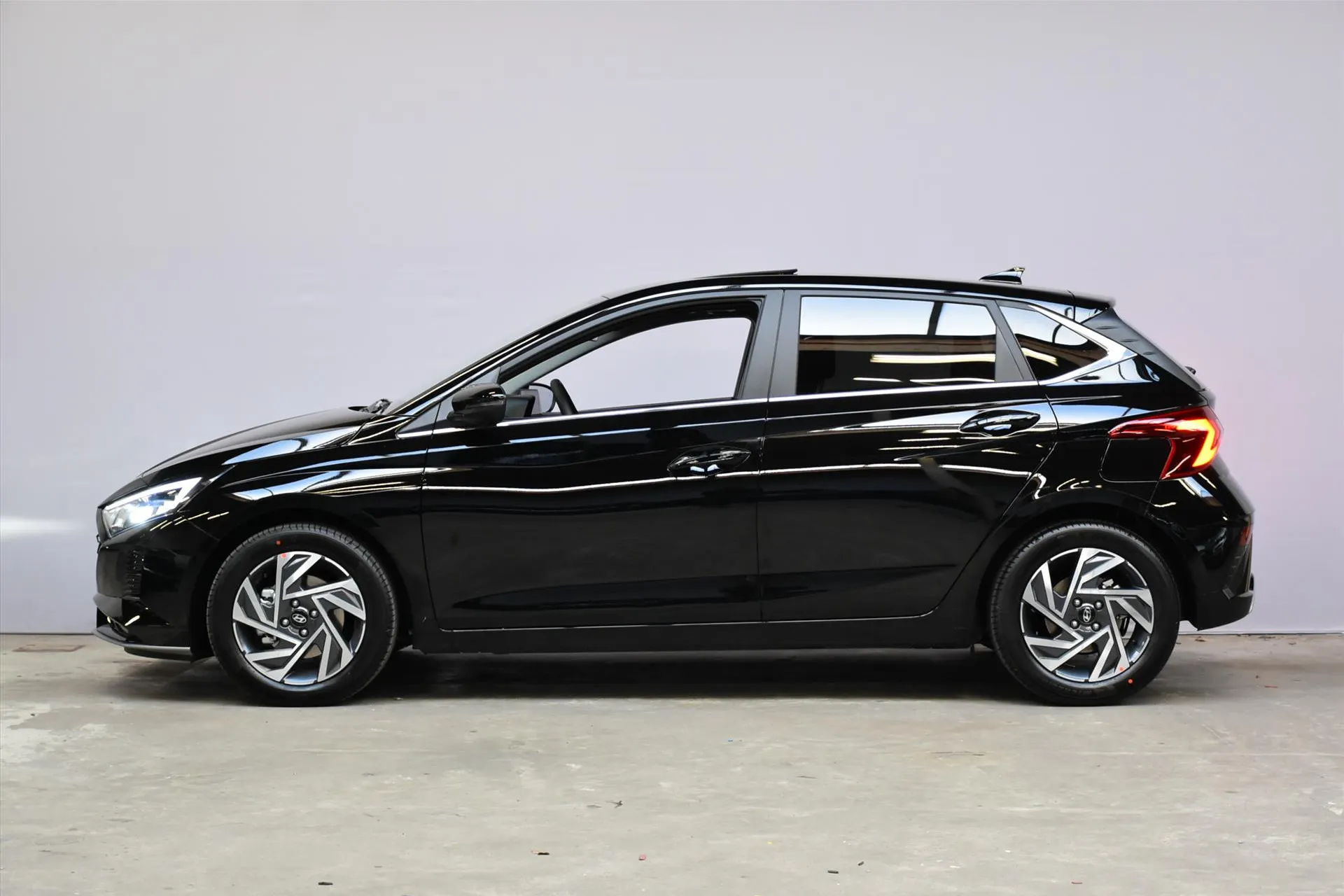Hyundai i20 met kenteken 76111 – achteraanzicht