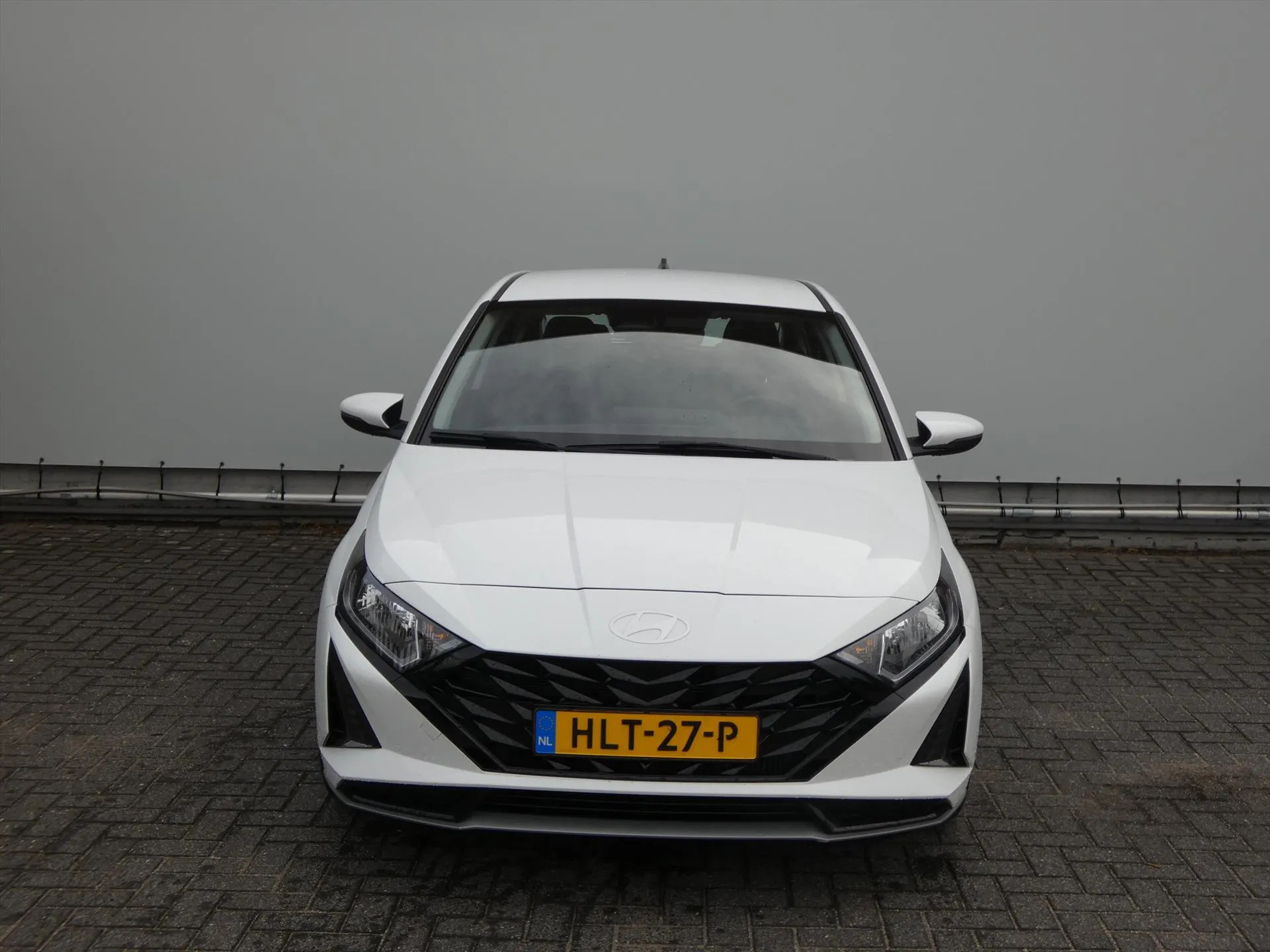 Hyundai i20 met kenteken HLT-27-P – achteraanzicht