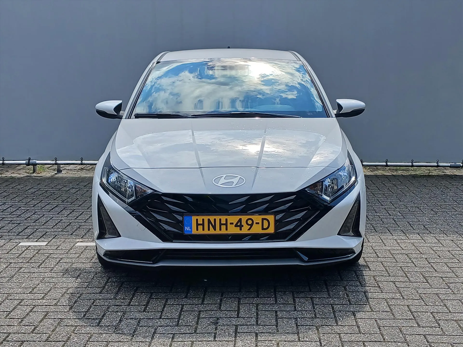 Hyundai i20 met kenteken HNH-49-D – achteraanzicht