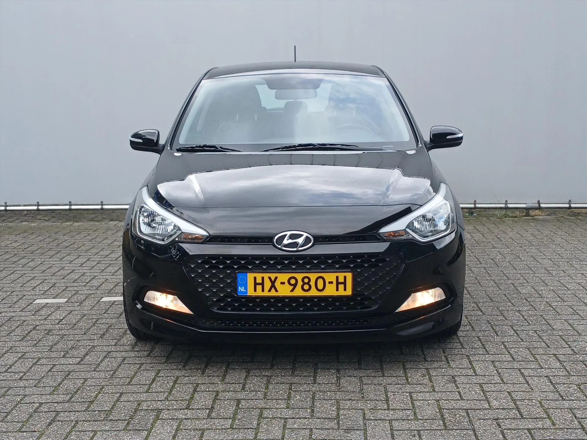 Hyundai i20 met kenteken HX-980-H – achteraanzicht