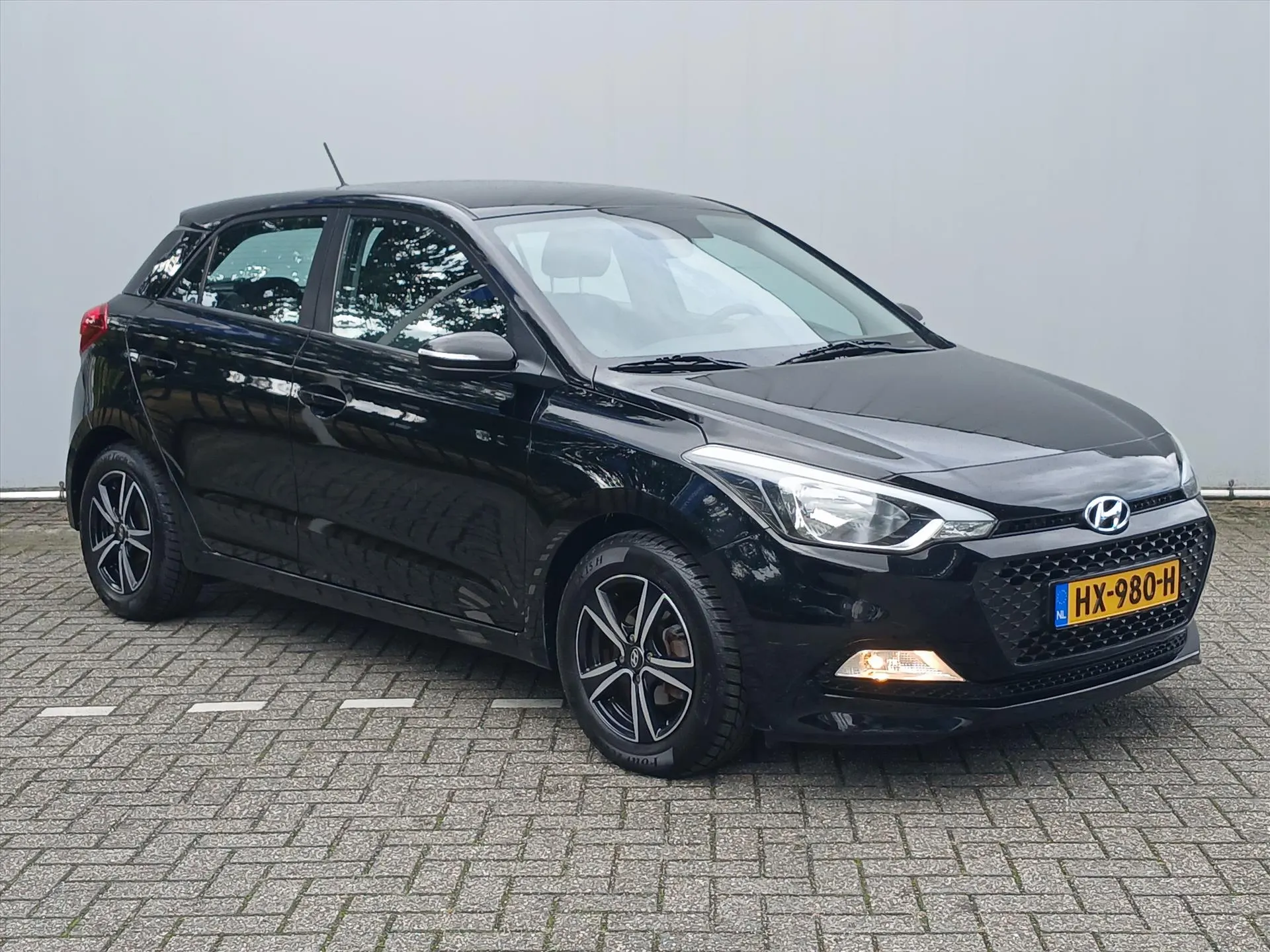 Hyundai i20 met kenteken HX-980-H – interieur