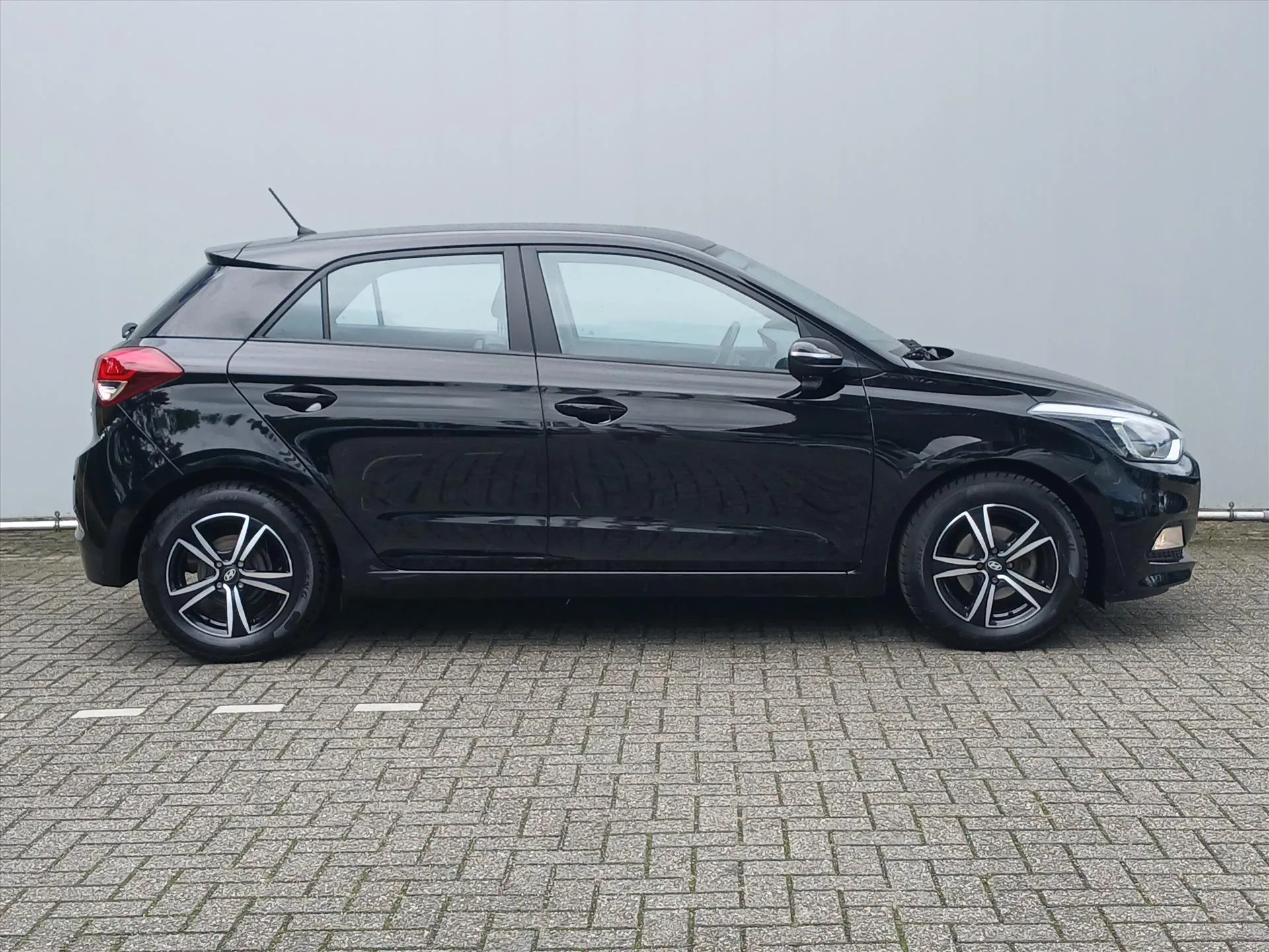 Hyundai i20 met kenteken HX-980-H – dashboard