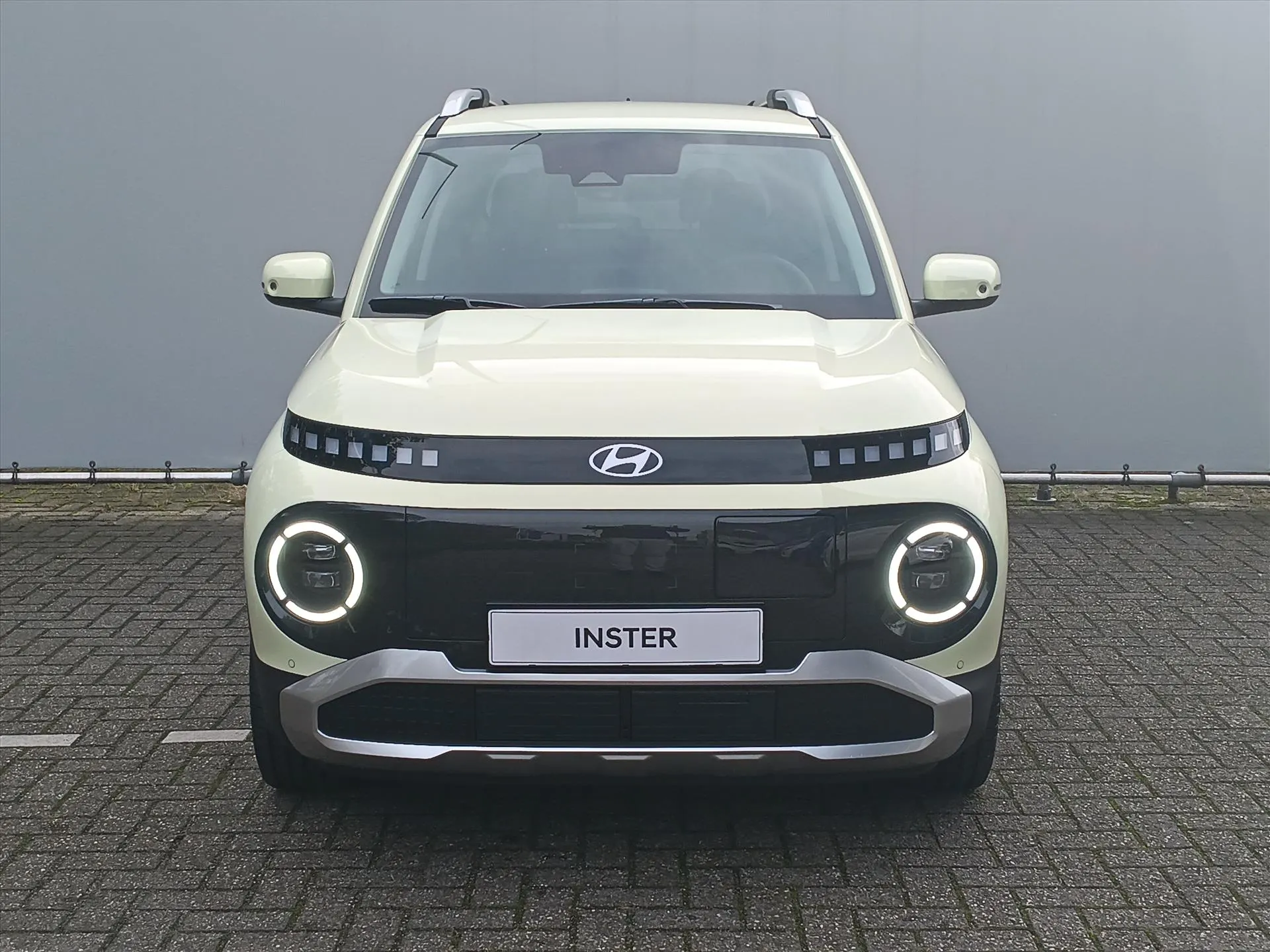 Hyundai Inster met kenteken 73765 – achteraanzicht