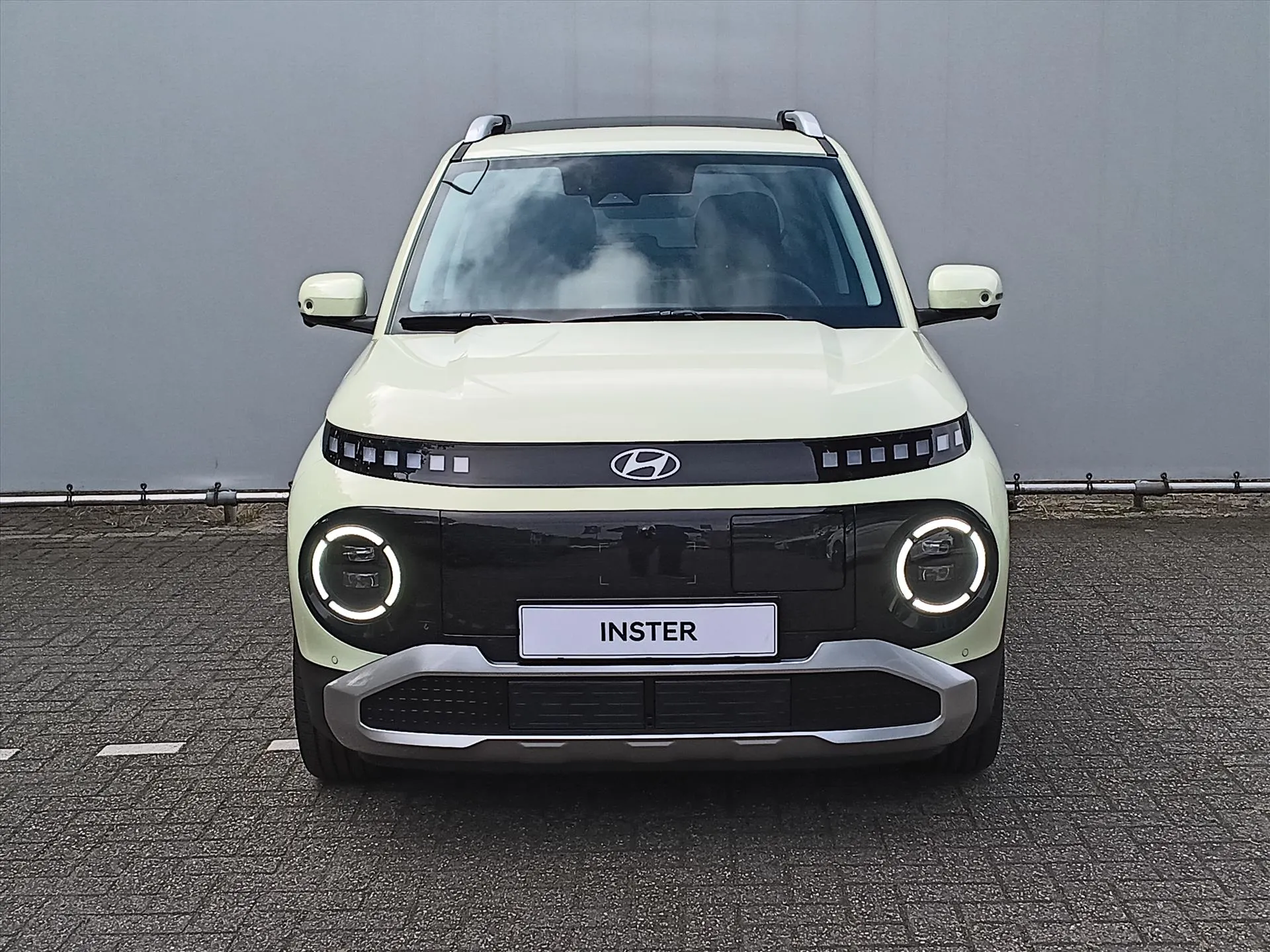 Hyundai Inster met kenteken 73767 – achteraanzicht