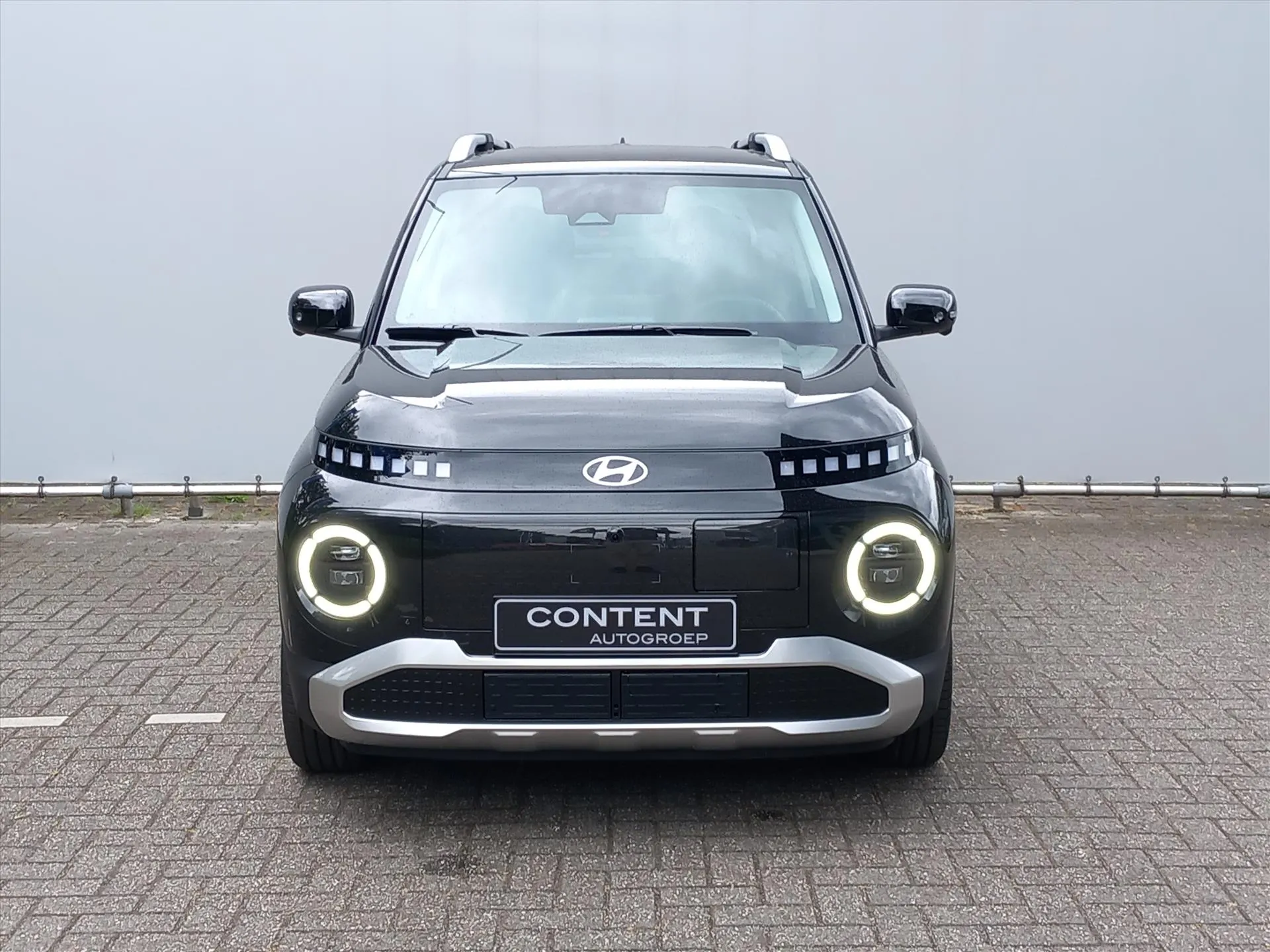 Hyundai Inster met kenteken 73768 – achteraanzicht