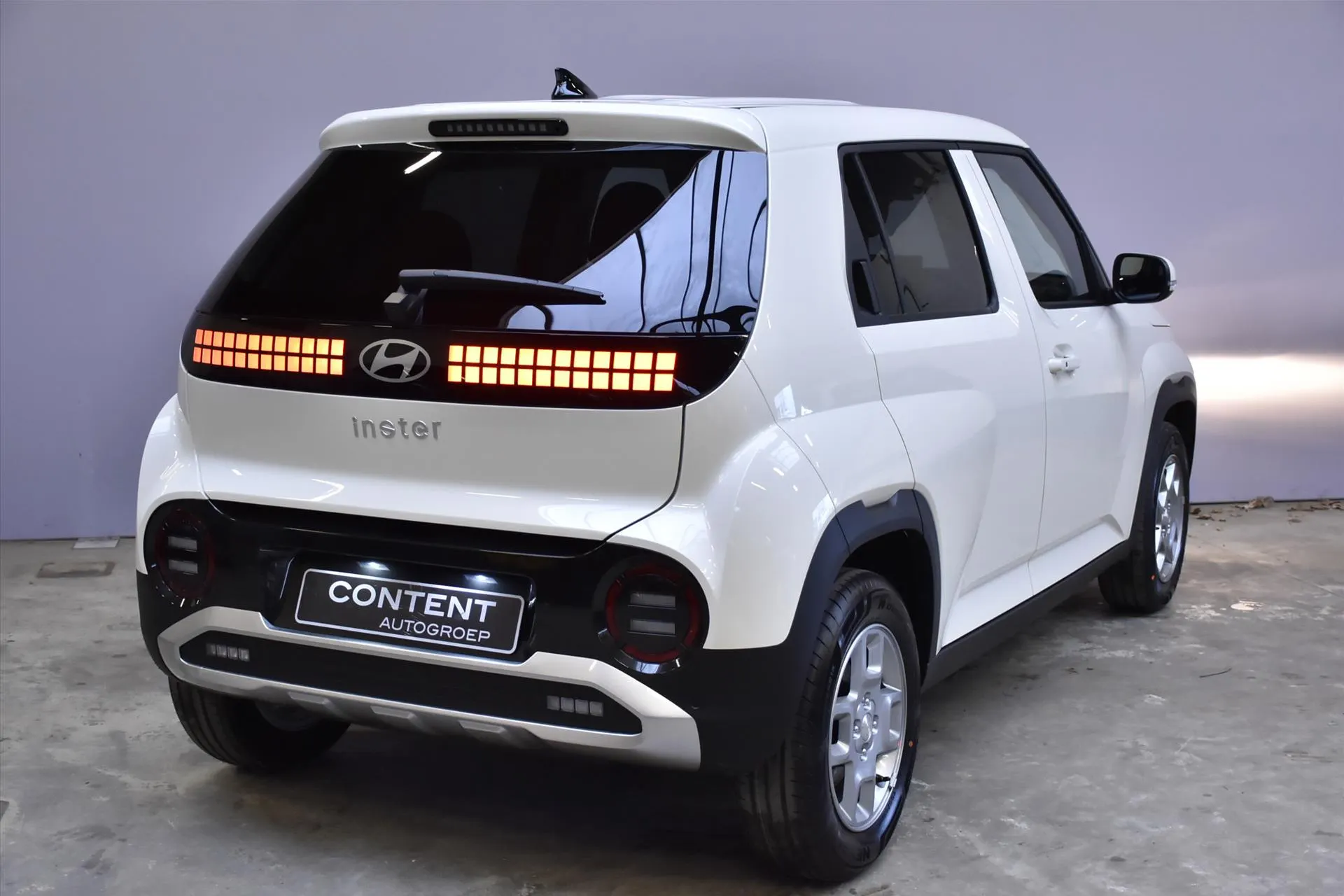 Hyundai Inster met kenteken 74182 – achteraanzicht