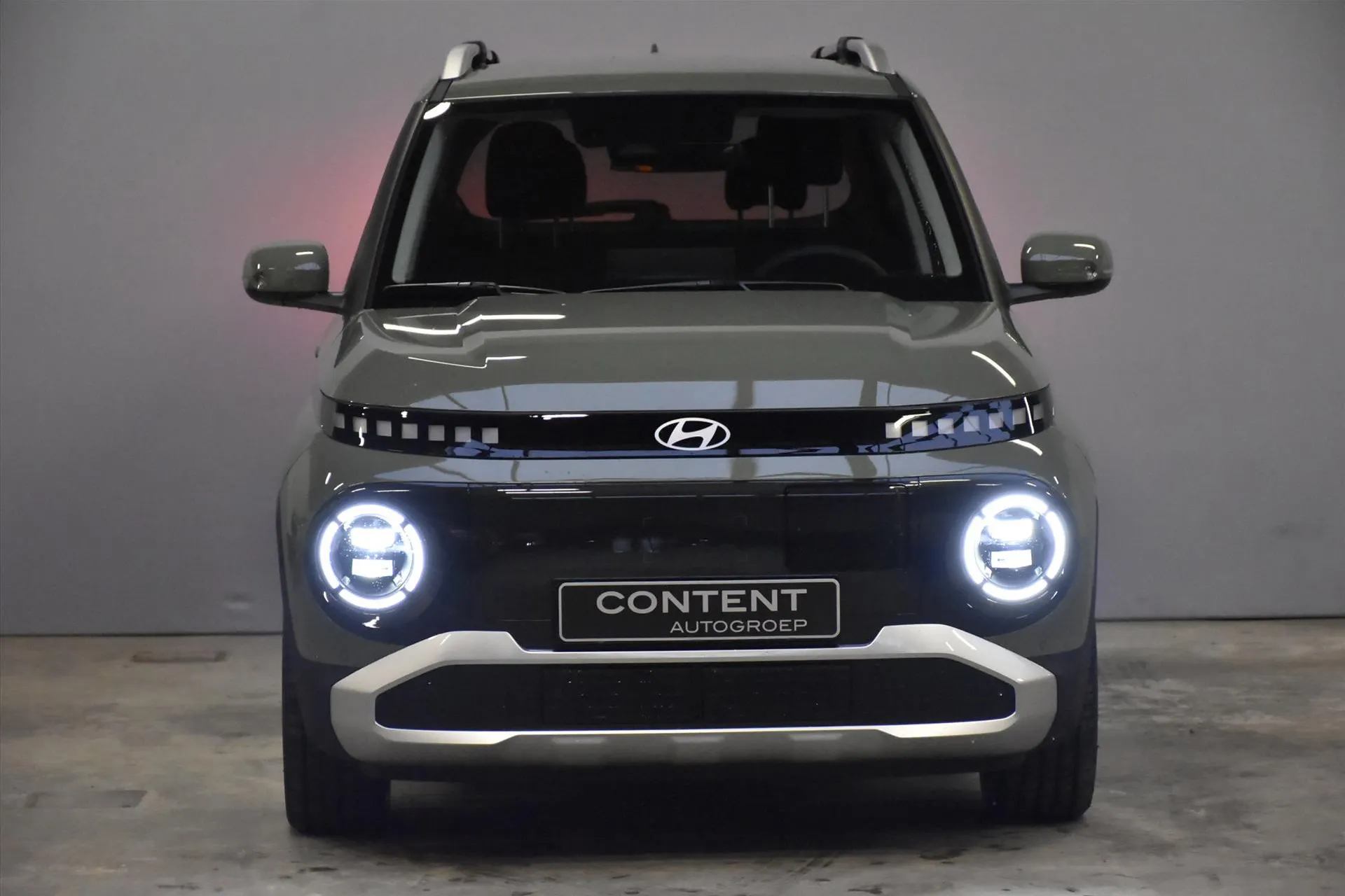 Hyundai Inster met kenteken 77370 – achteraanzicht