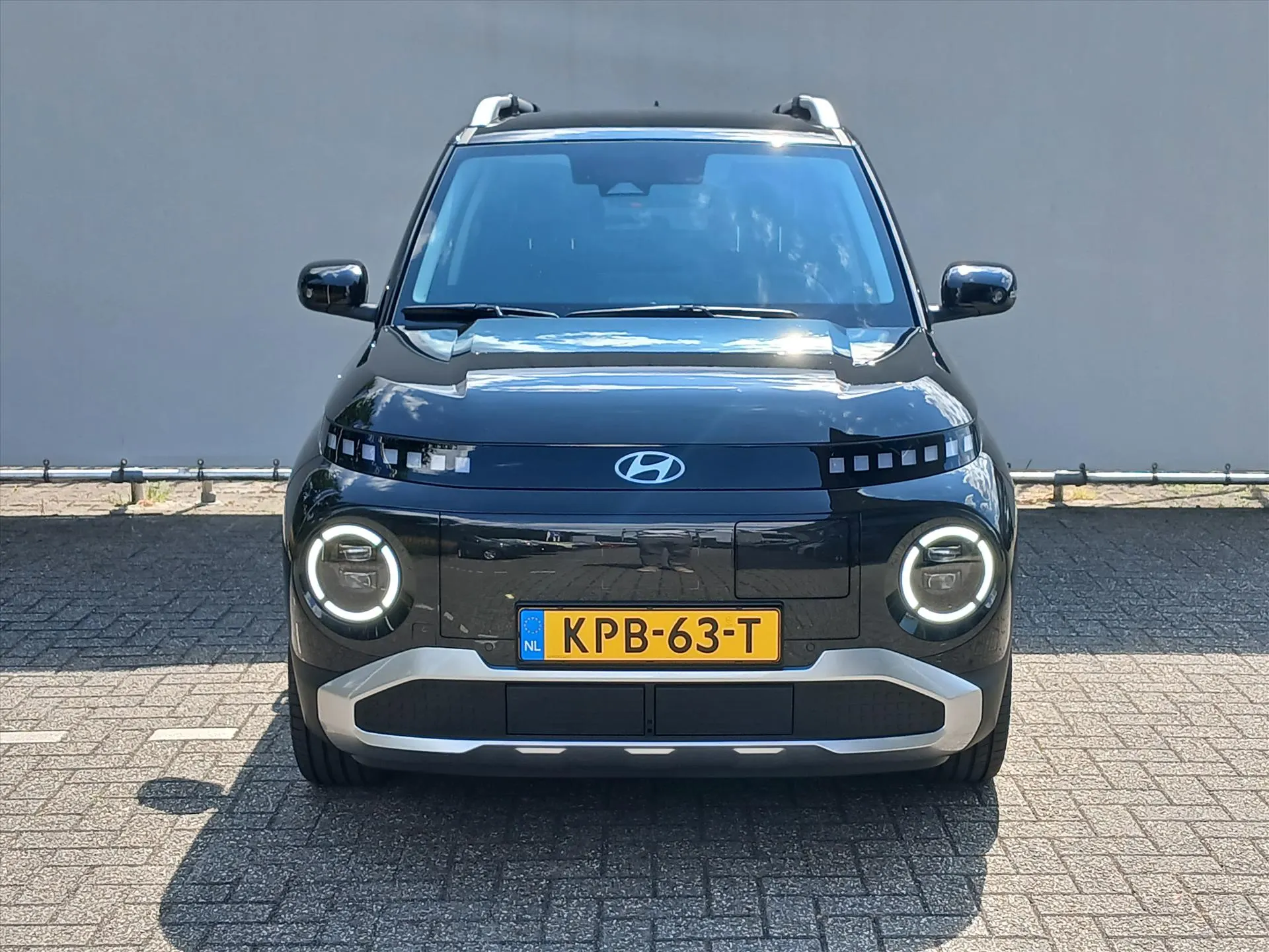 Hyundai Inster met kenteken KPB-63-T – achteraanzicht