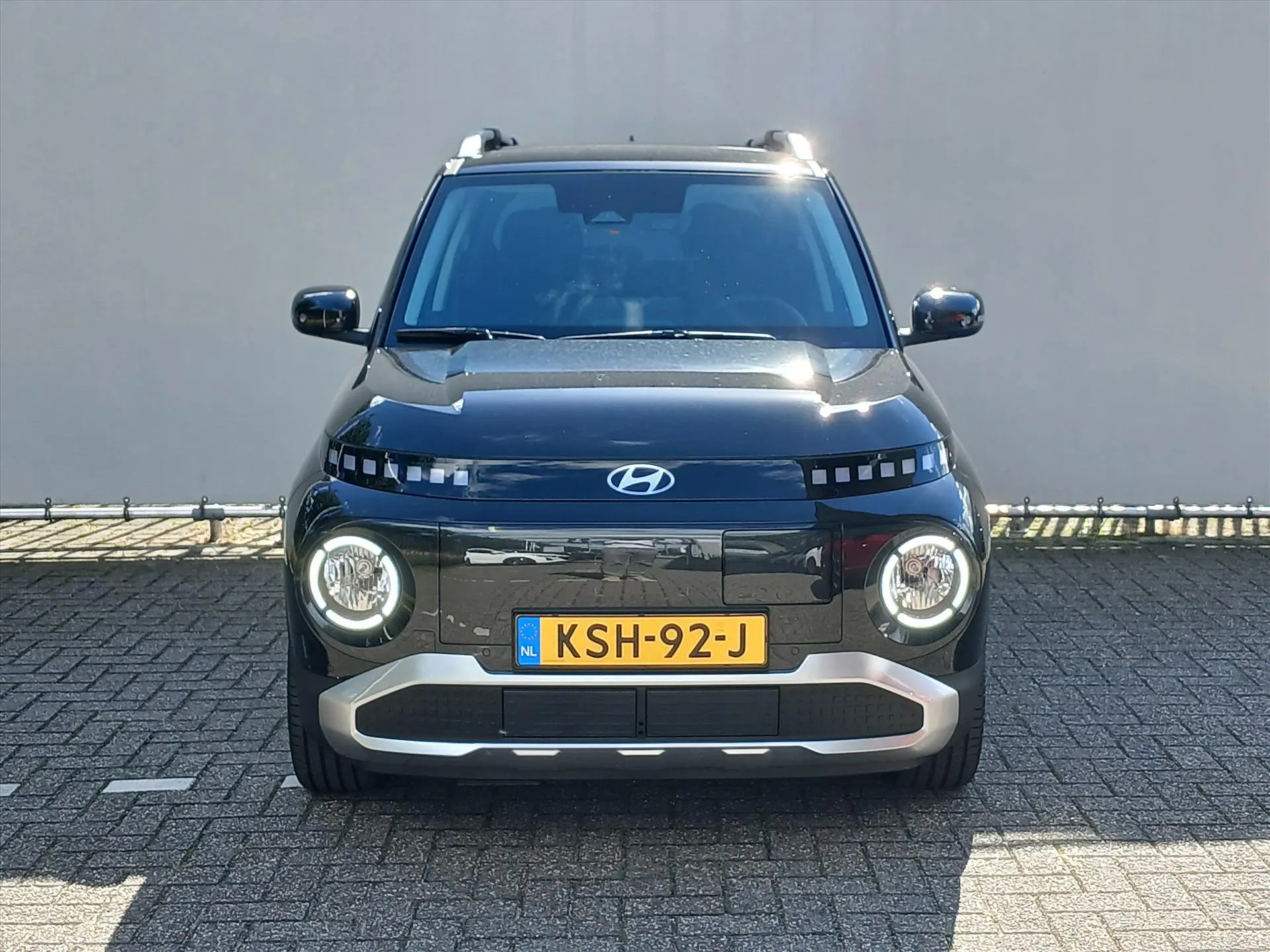 Hyundai Inster met kenteken KSH-92-J – achteraanzicht