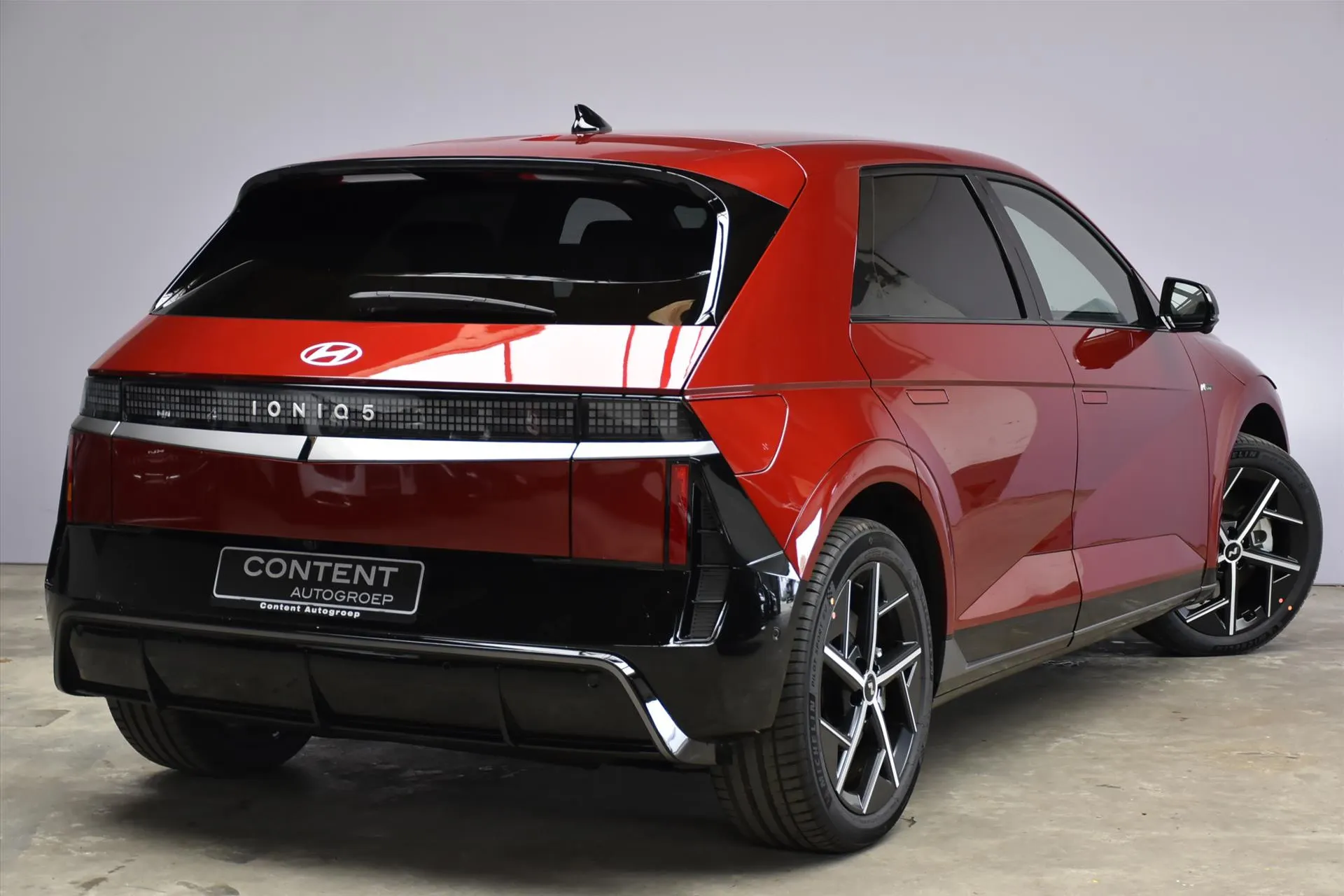 Hyundai IONIQ5 met kenteken 76767 – achteraanzicht