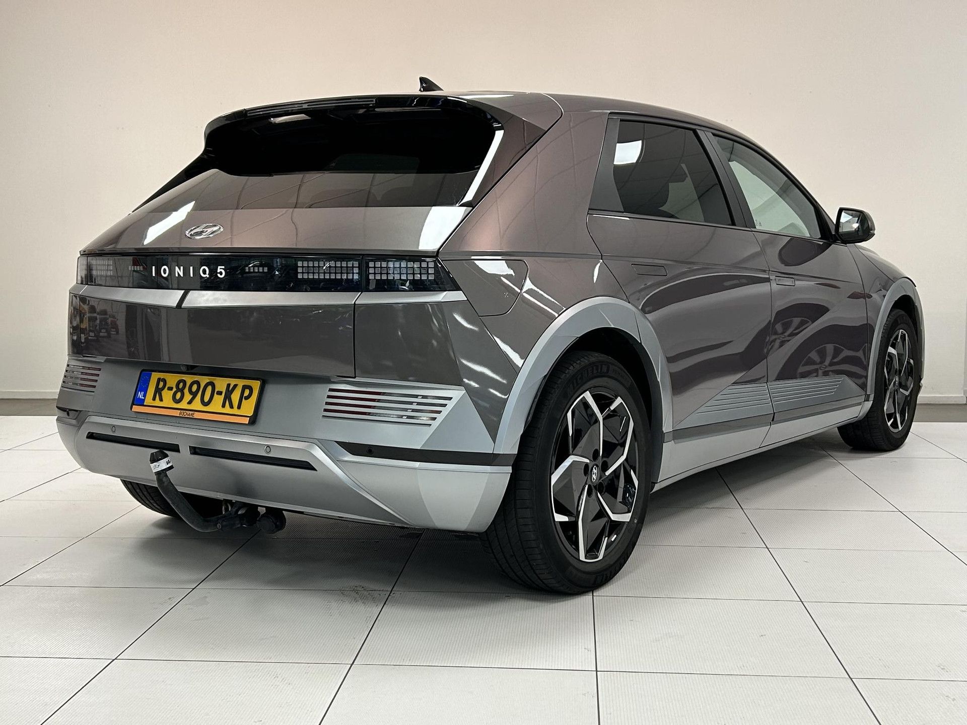 Hyundai IONIQ5 met kenteken R-890-KP – achteraanzicht