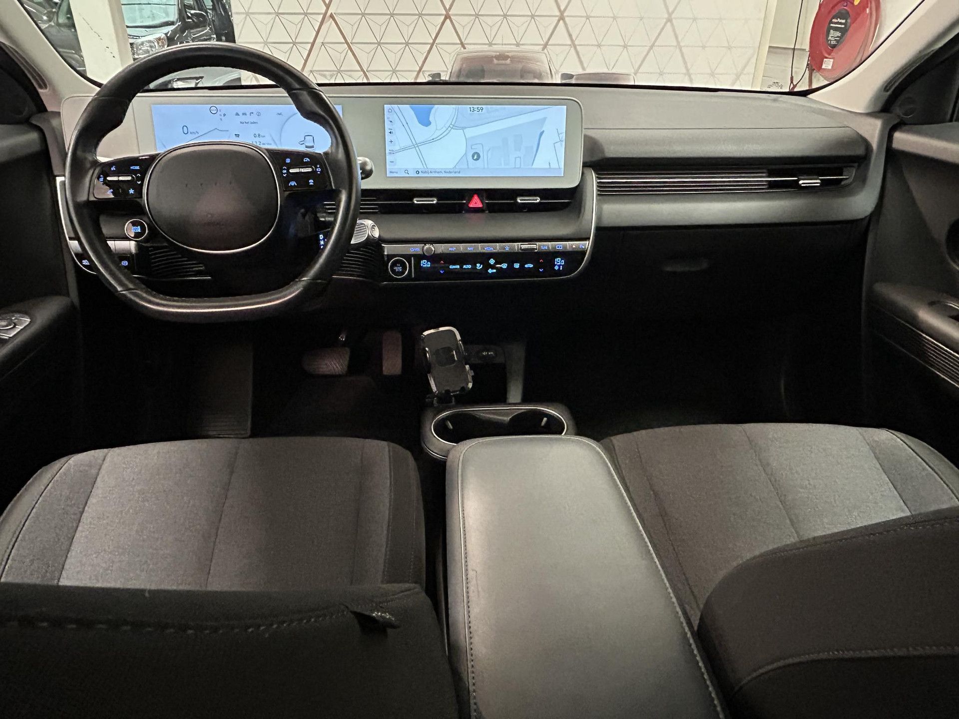 Hyundai IONIQ5 met kenteken R-890-KP – interieur