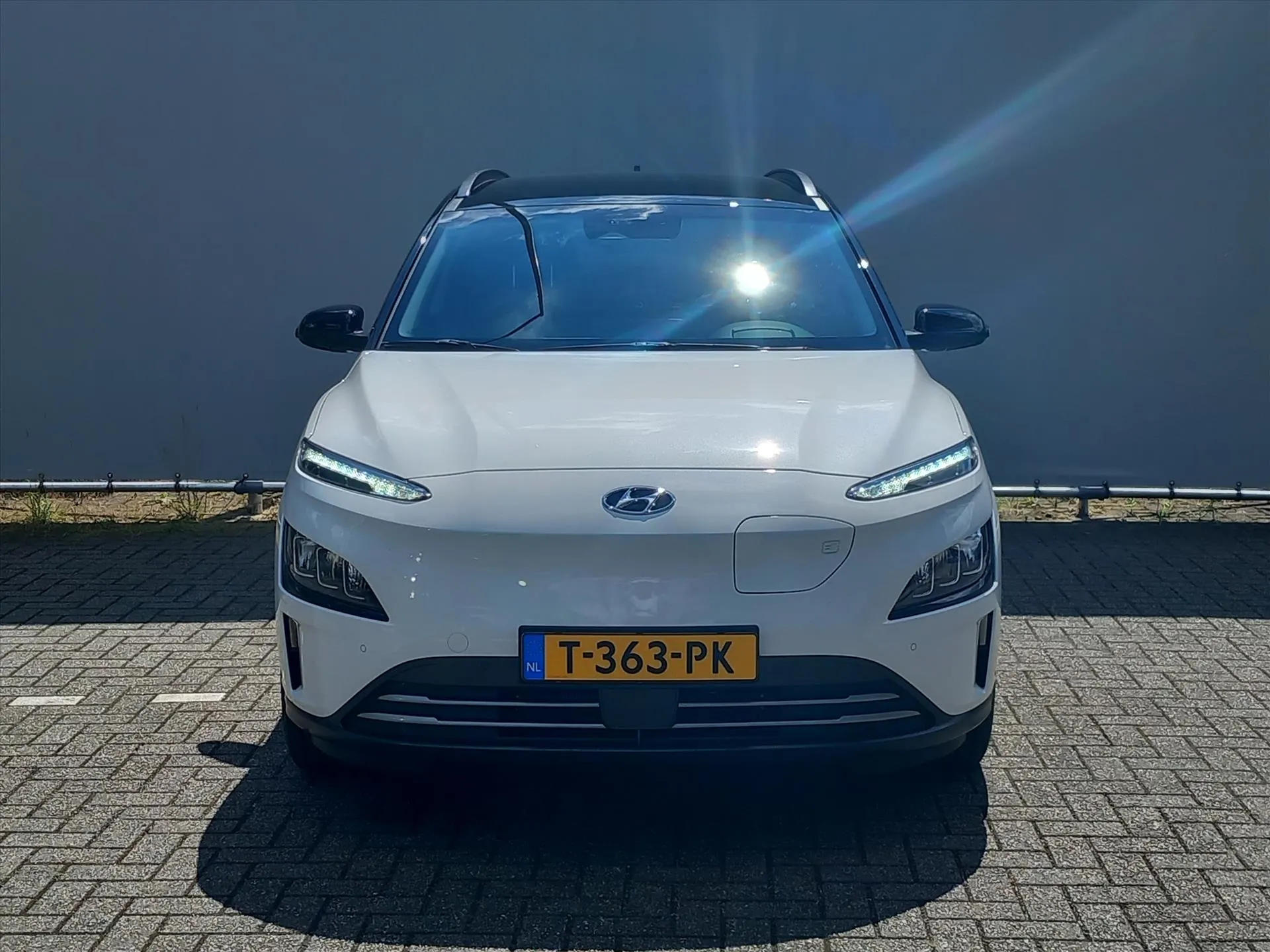 Hyundai Kona met kenteken T-363-PK – achteraanzicht