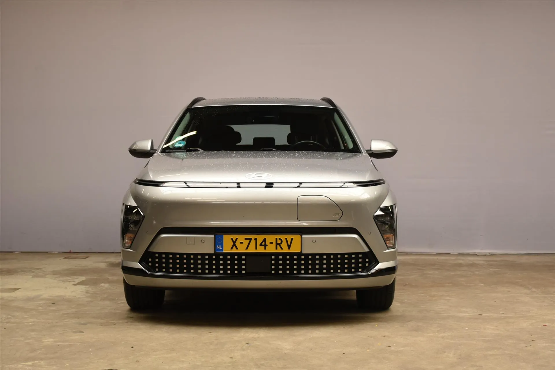 Hyundai Kona met kenteken X-714-RV – achteraanzicht