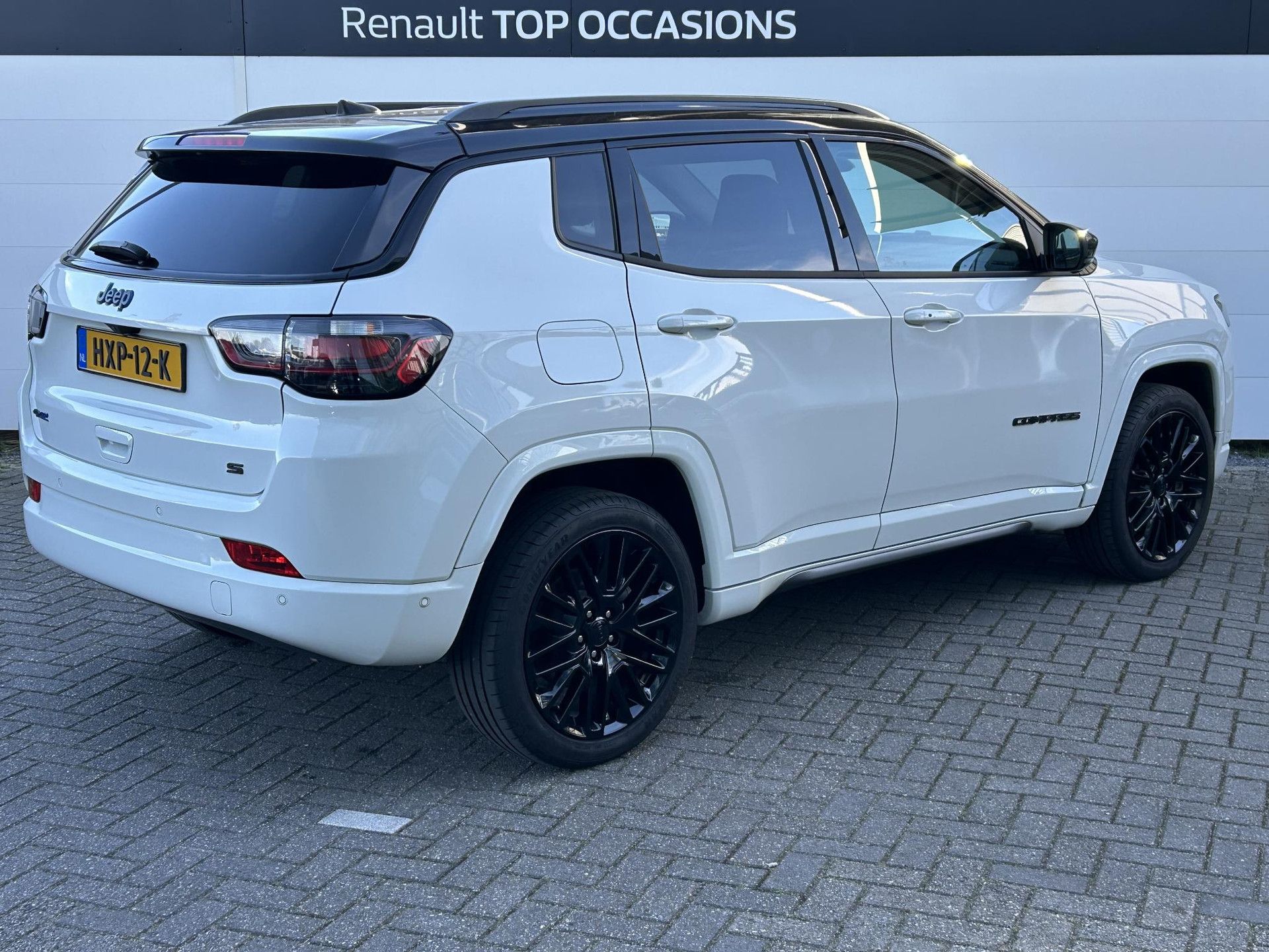 Jeep Compass met kenteken HXP-12-K – achteraanzicht