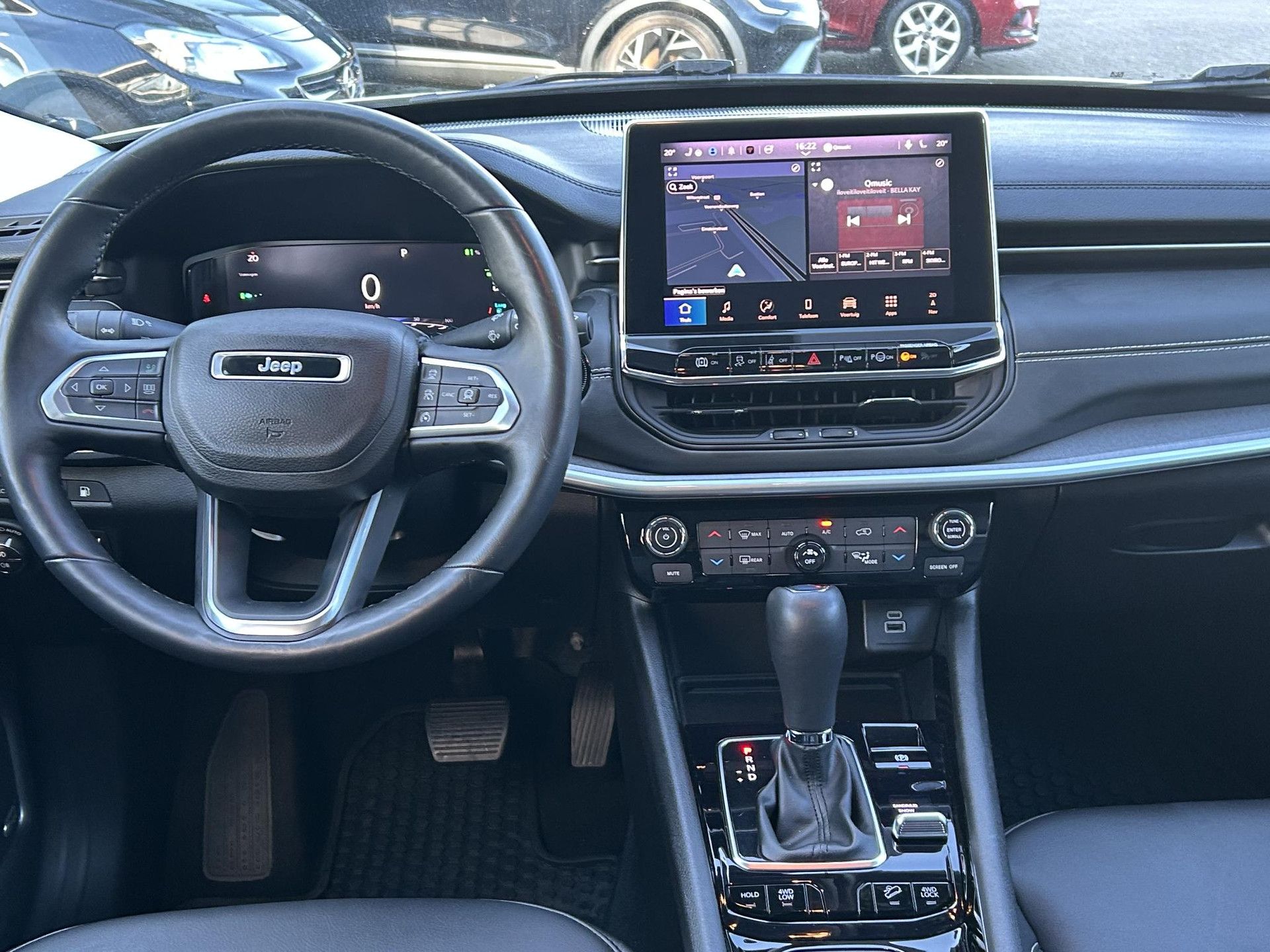 Jeep Compass met kenteken HXP-12-K – interieur