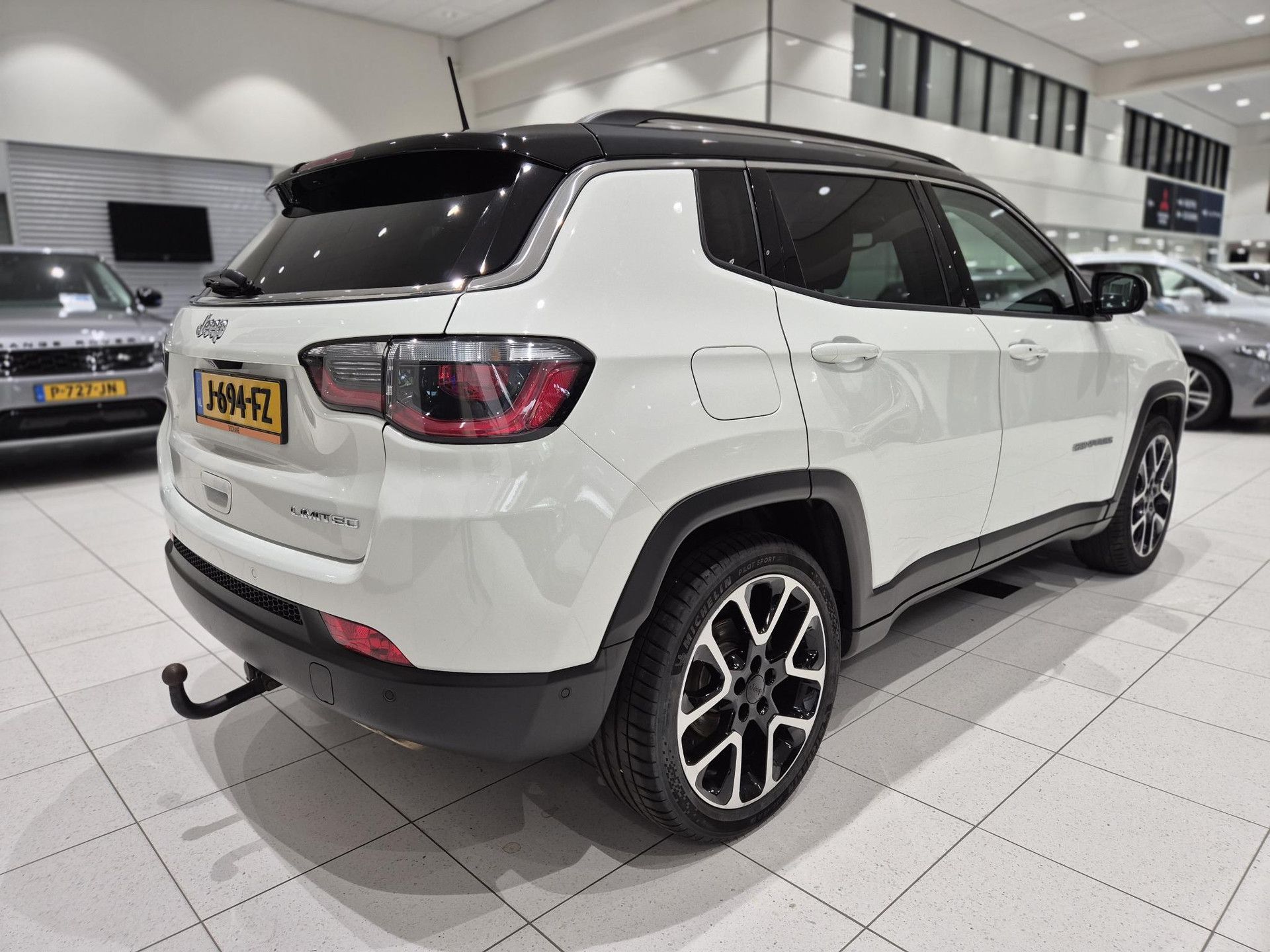Jeep Compass met kenteken J-694-FZ – achteraanzicht