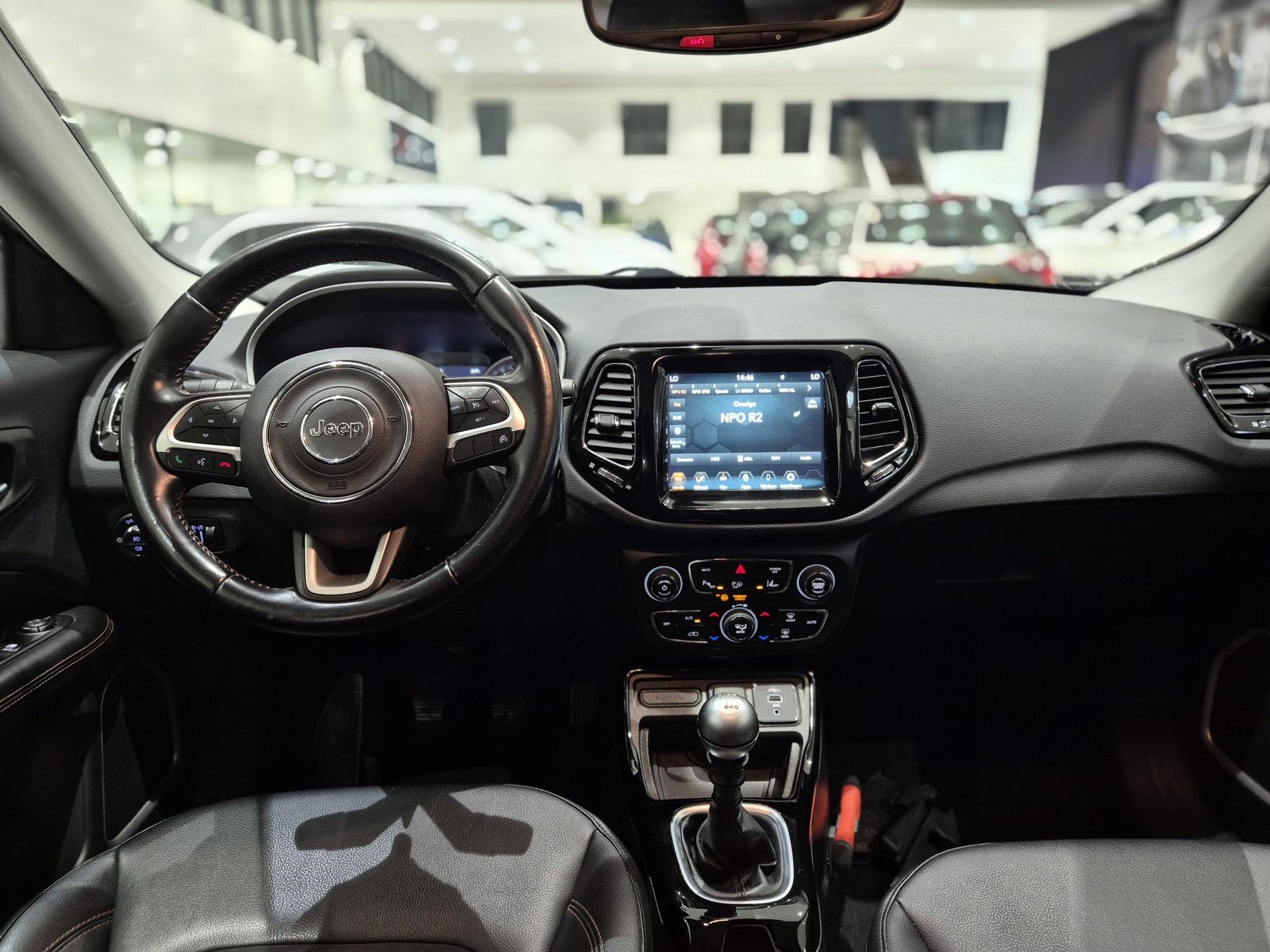 Jeep Compass met kenteken J-694-FZ – interieur