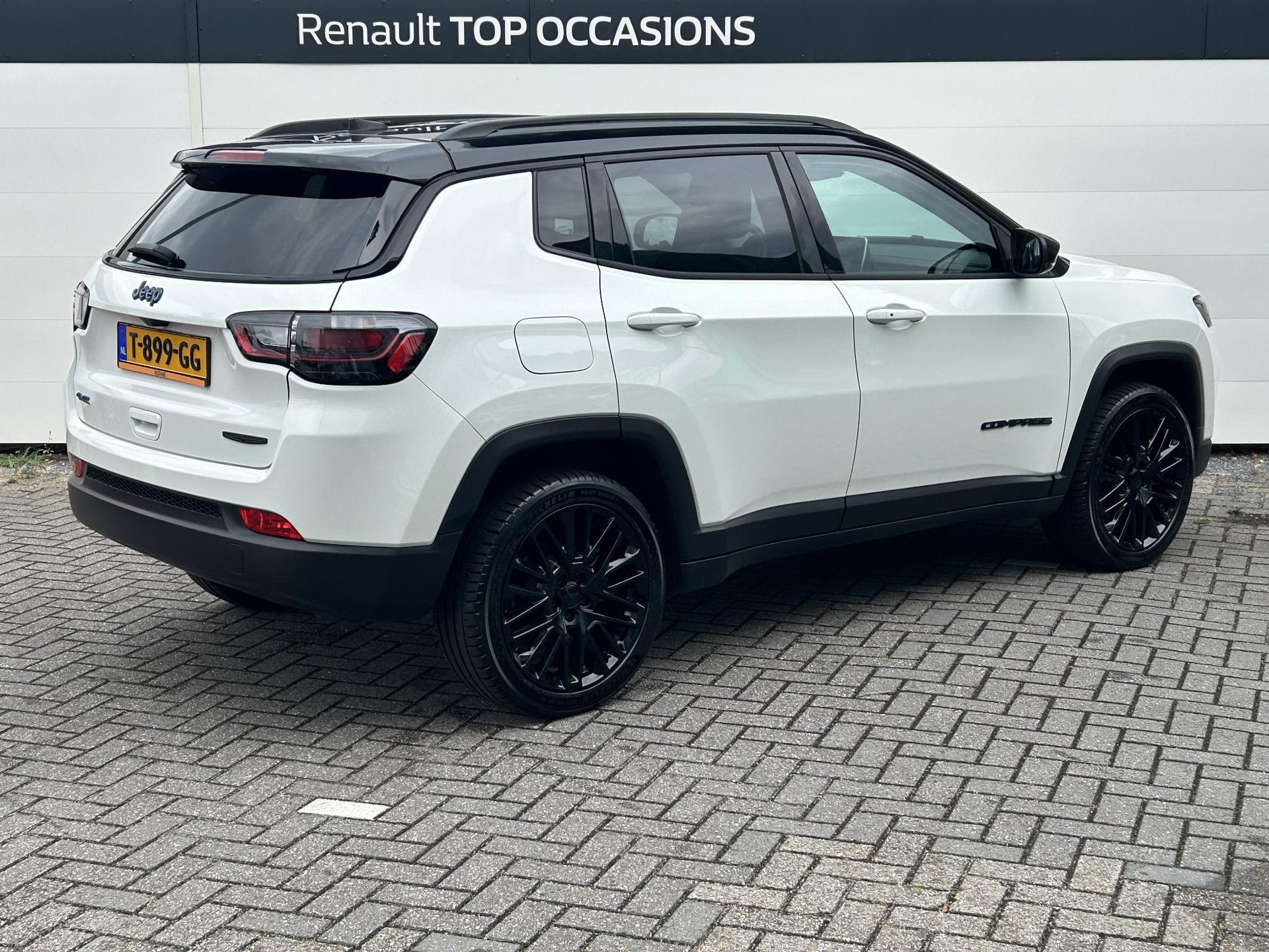 Jeep Compass met kenteken T-899-GG – achteraanzicht