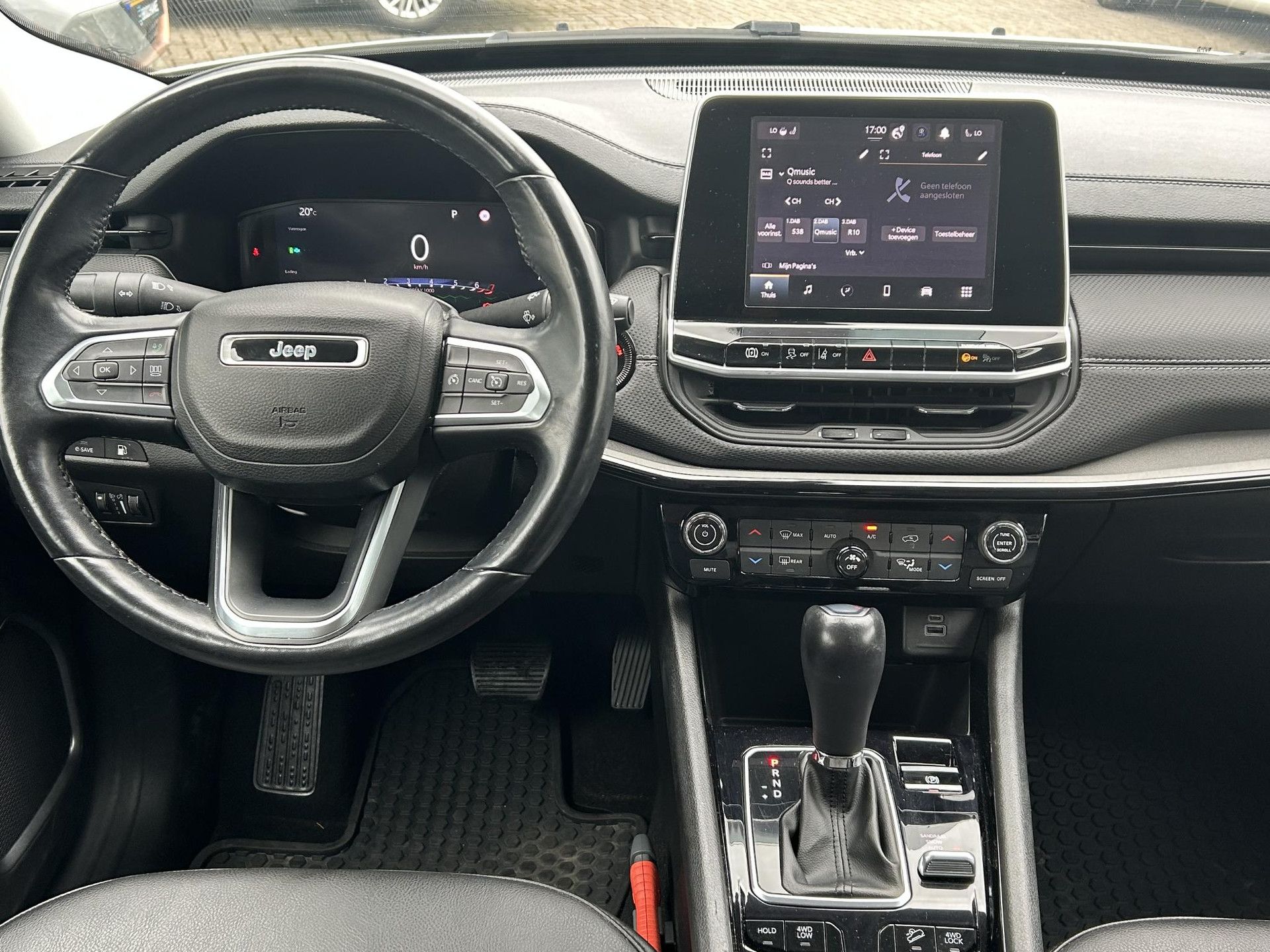 Jeep Compass met kenteken T-899-GG – interieur