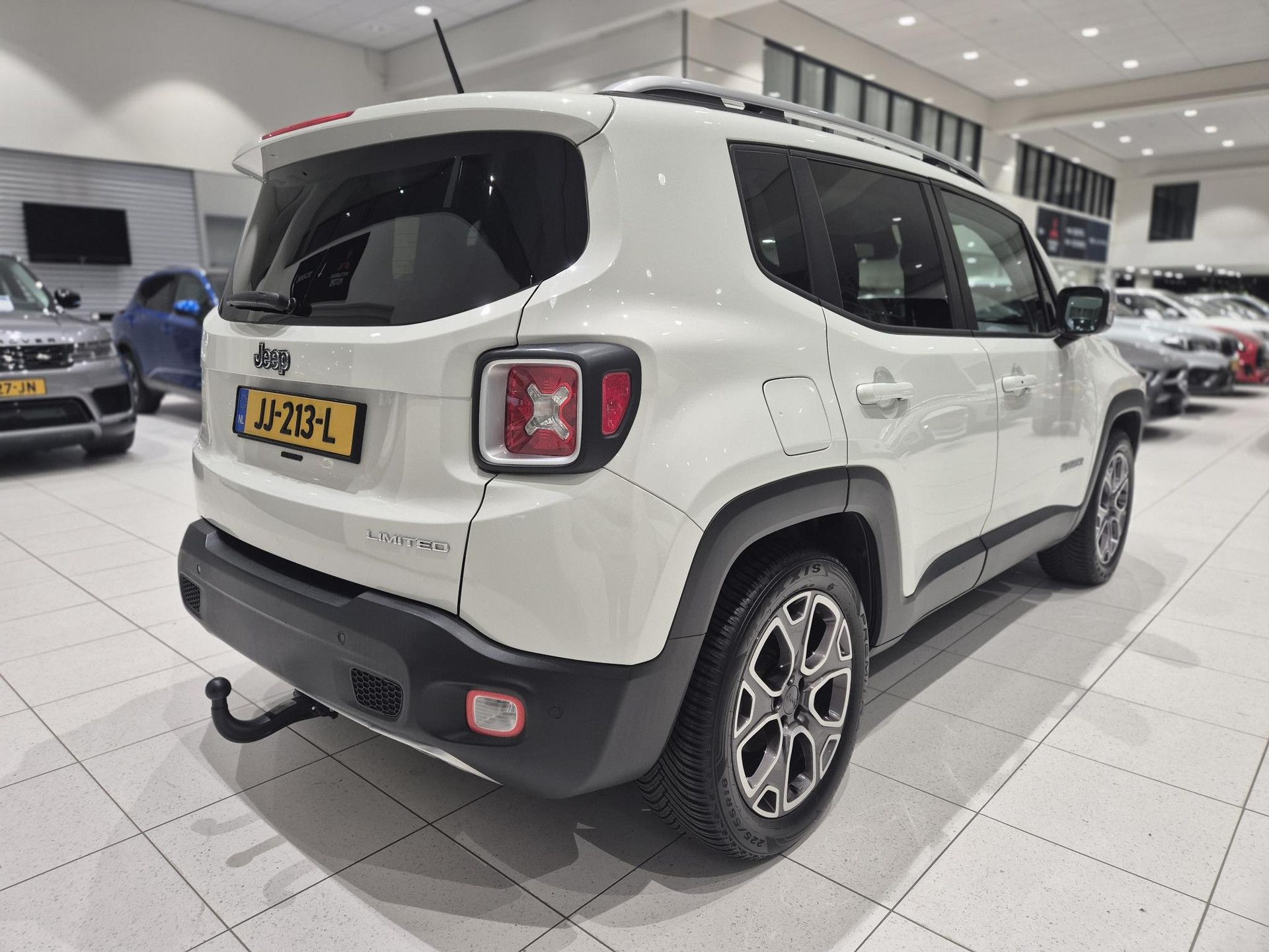 Jeep Renegade met kenteken JJ-213-L – achteraanzicht