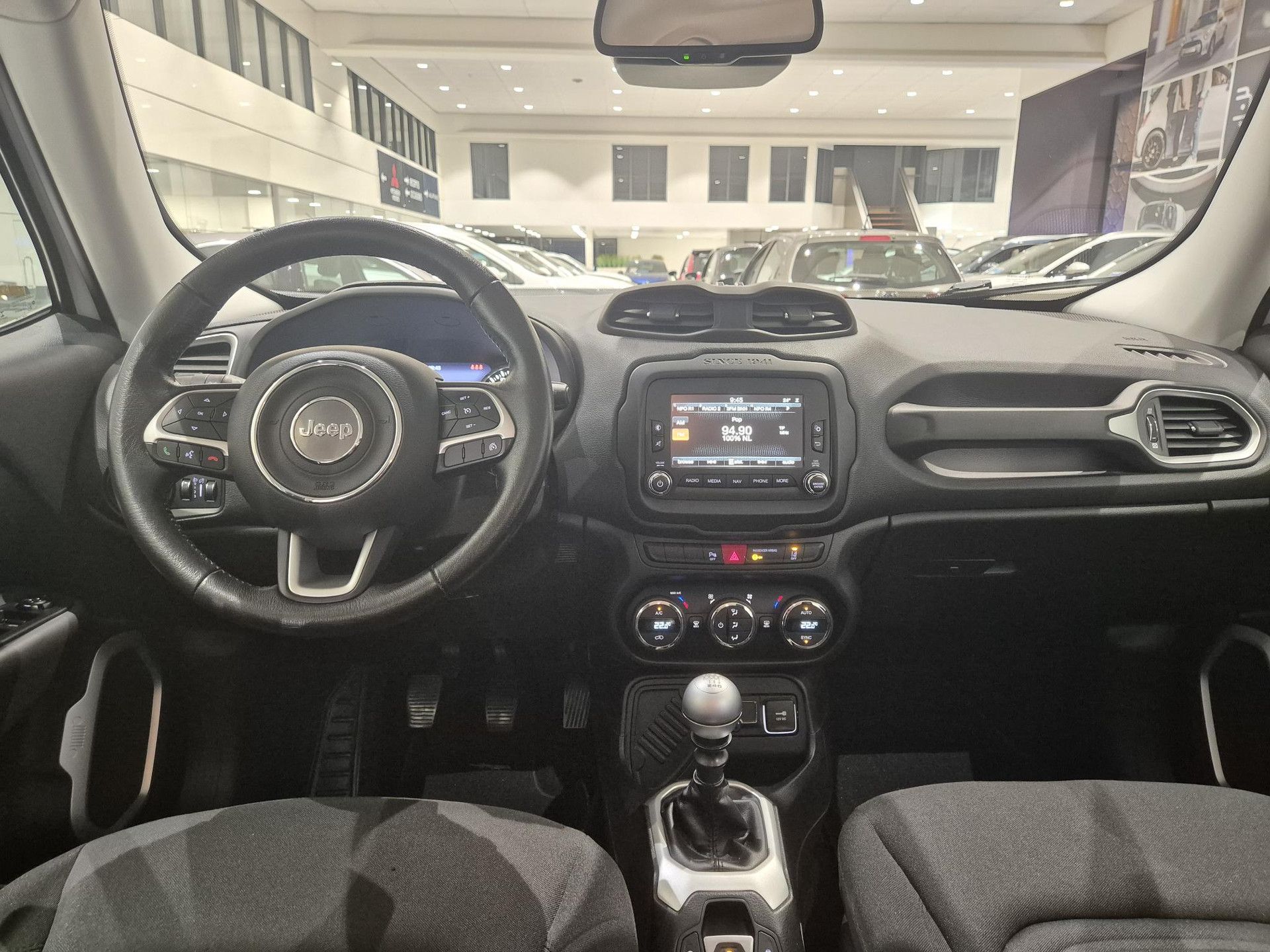 Jeep Renegade met kenteken JJ-213-L – interieur