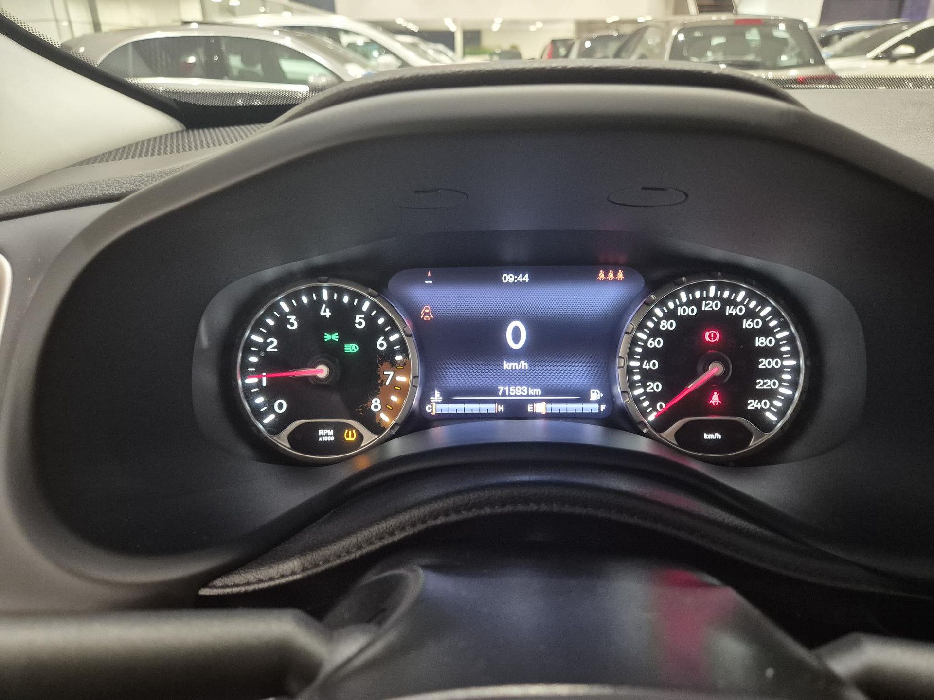 Jeep Renegade met kenteken JJ-213-L – dashboard