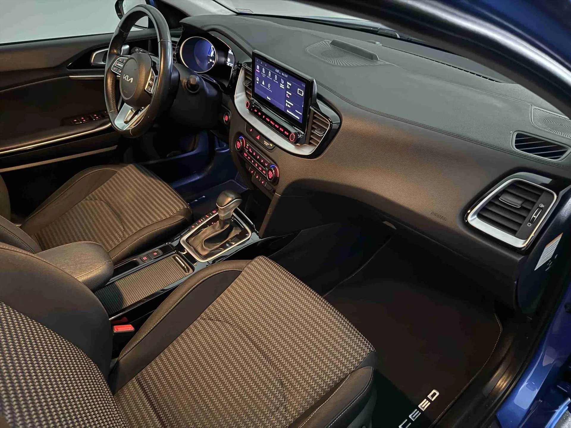 Kia Ceed met kenteken KPF-75-R – dashboard